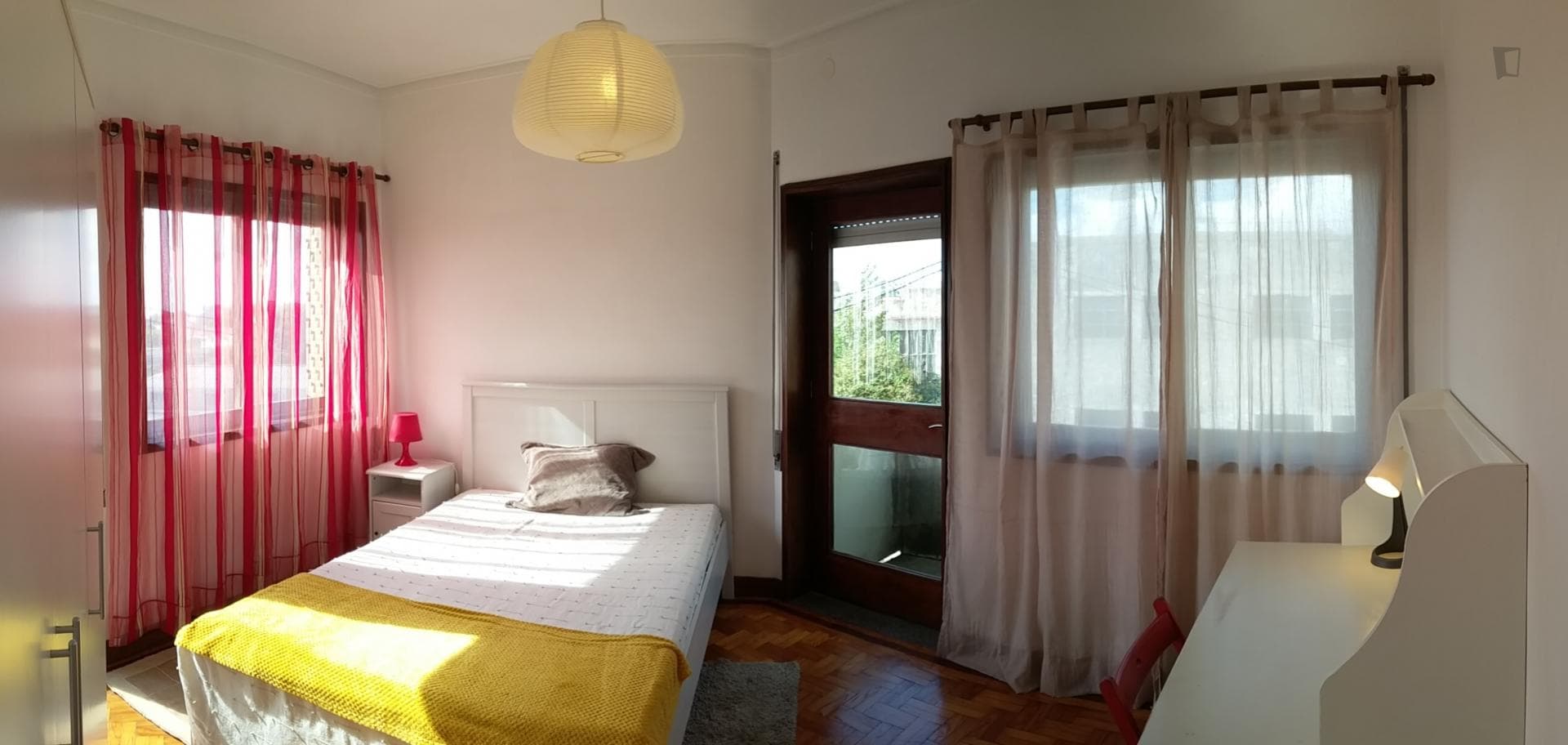 Very nice double bedroom with a balcony, in student-popular Porto photo 1