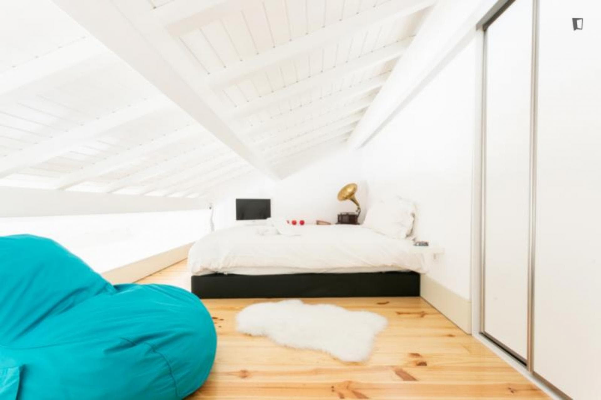 Modern 1-bedroom apartment near Lapa metro station photo 1