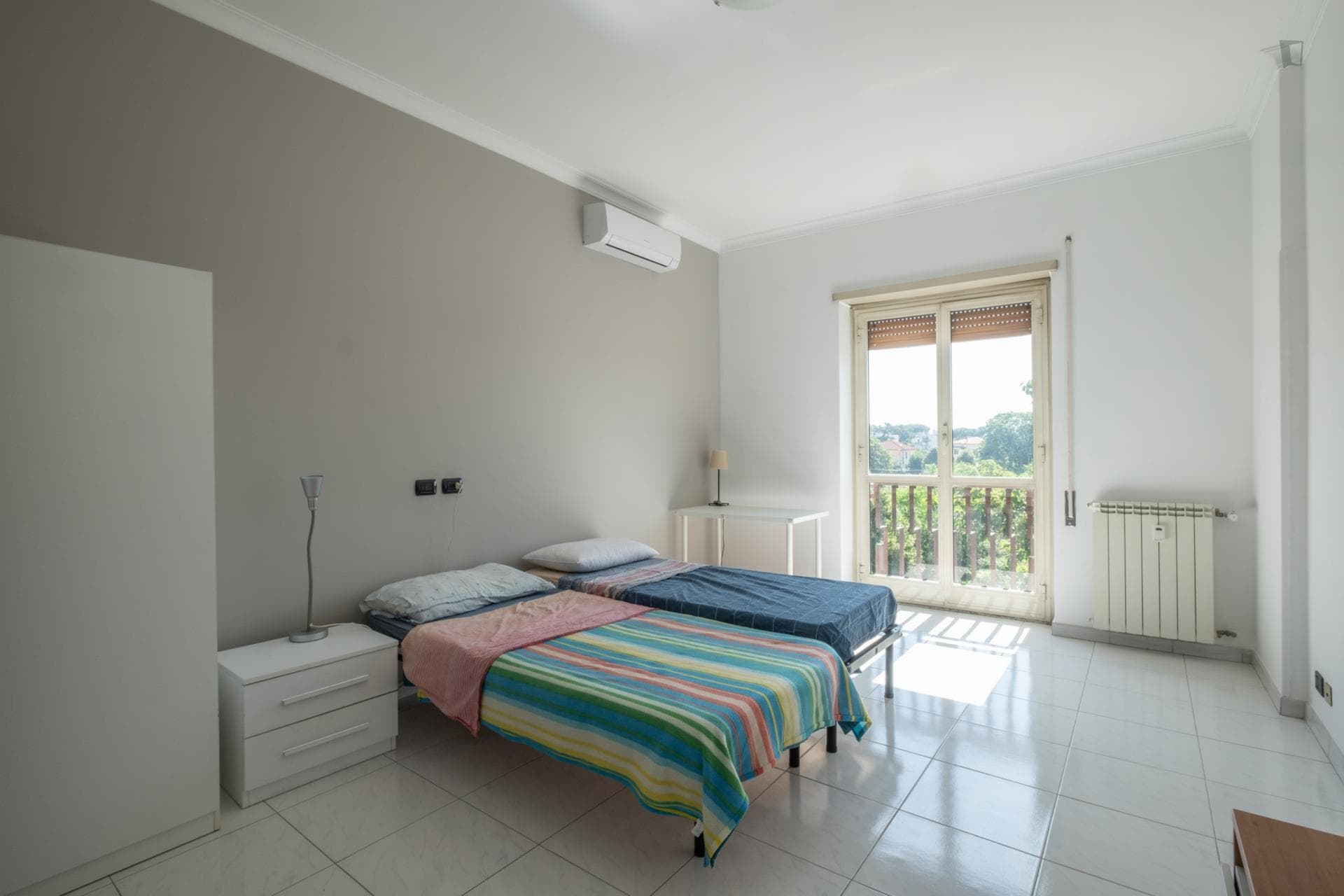 Huge room in 2-person flat with common room and well-equipped kitchen photo 1