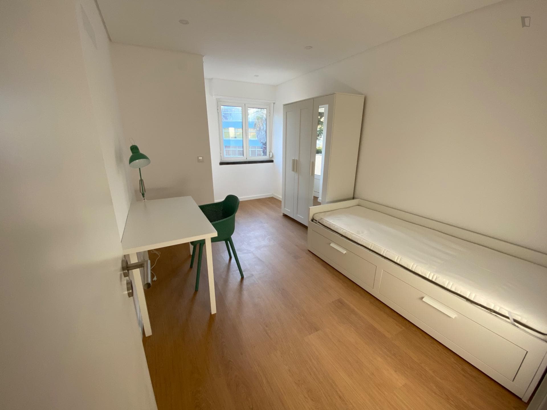 Charming single bedroom with a balcony, near NOVA SBE photo 1