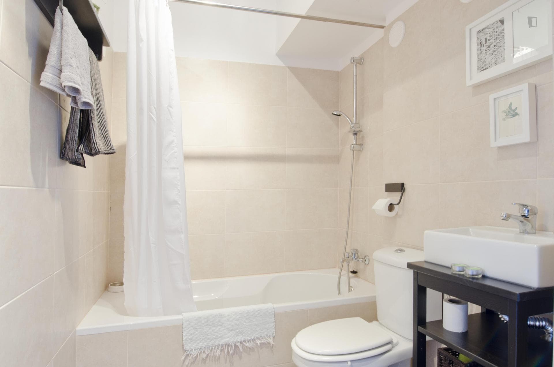 Neat single bedroom in apartment with balcony near metro in Benfica photo 1