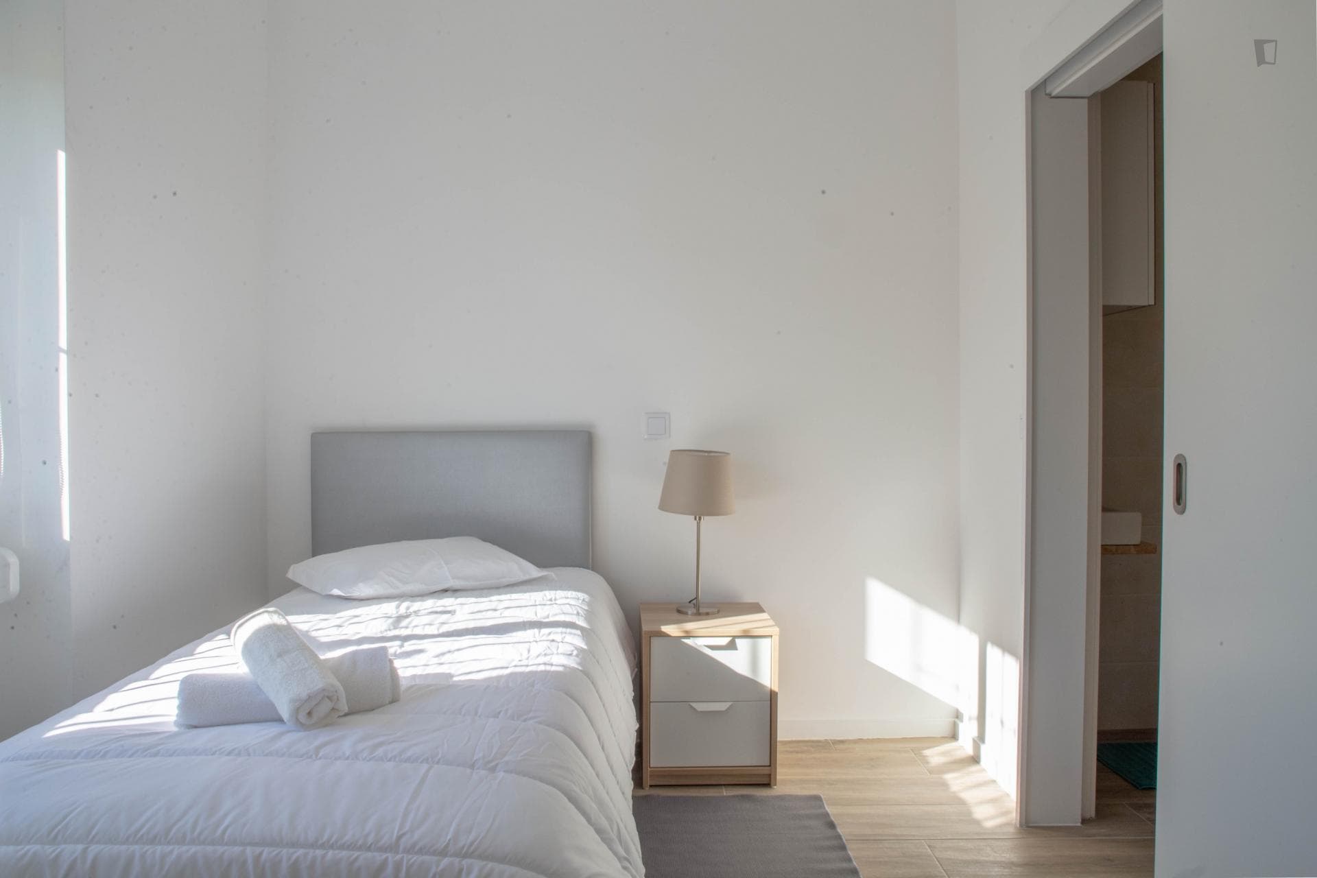 Perfect and cosy single ensuite bedroom in a student flat in Paranhos photo 1