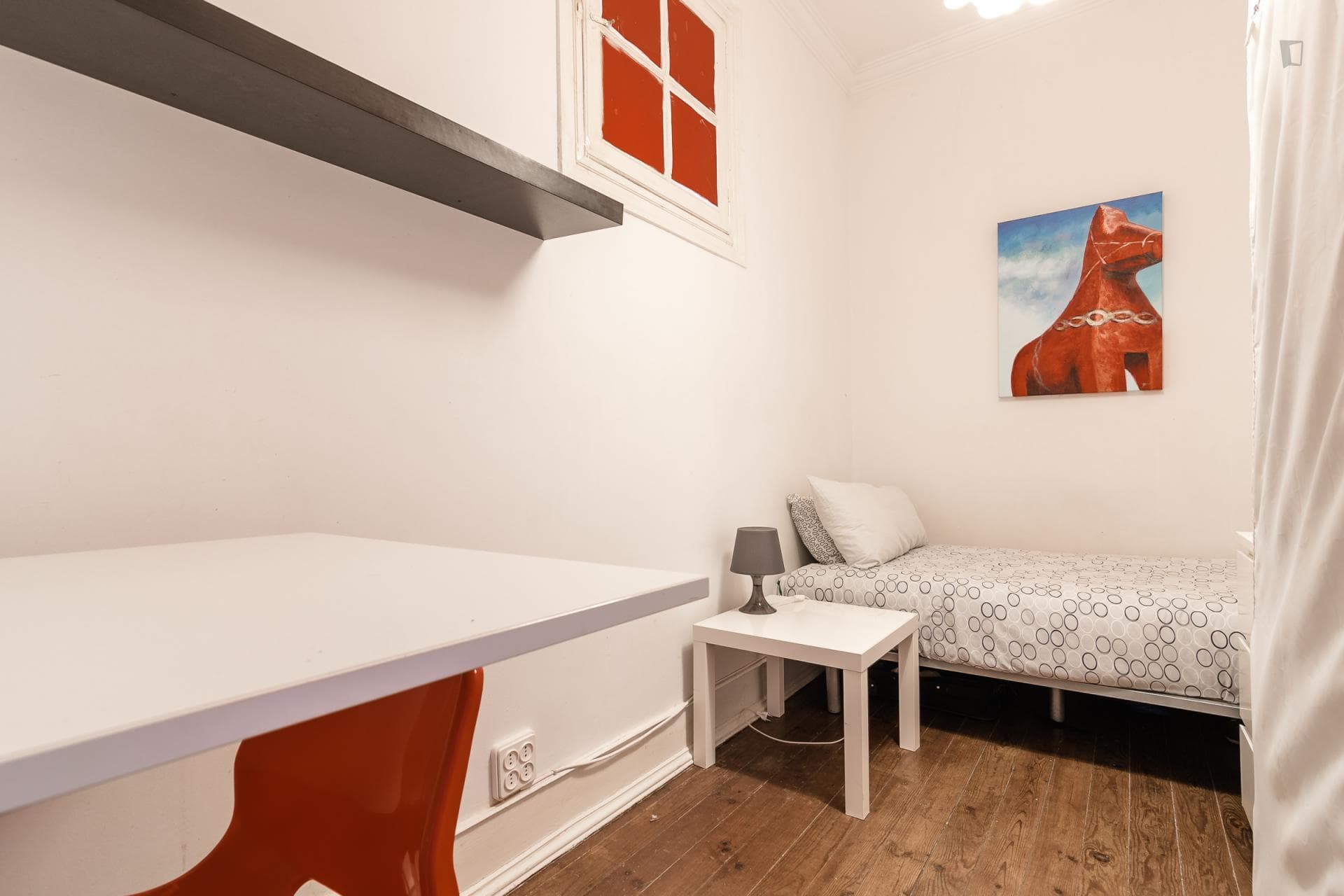Single bedroom with no window in 6-bedroom apartment near IST photo 1