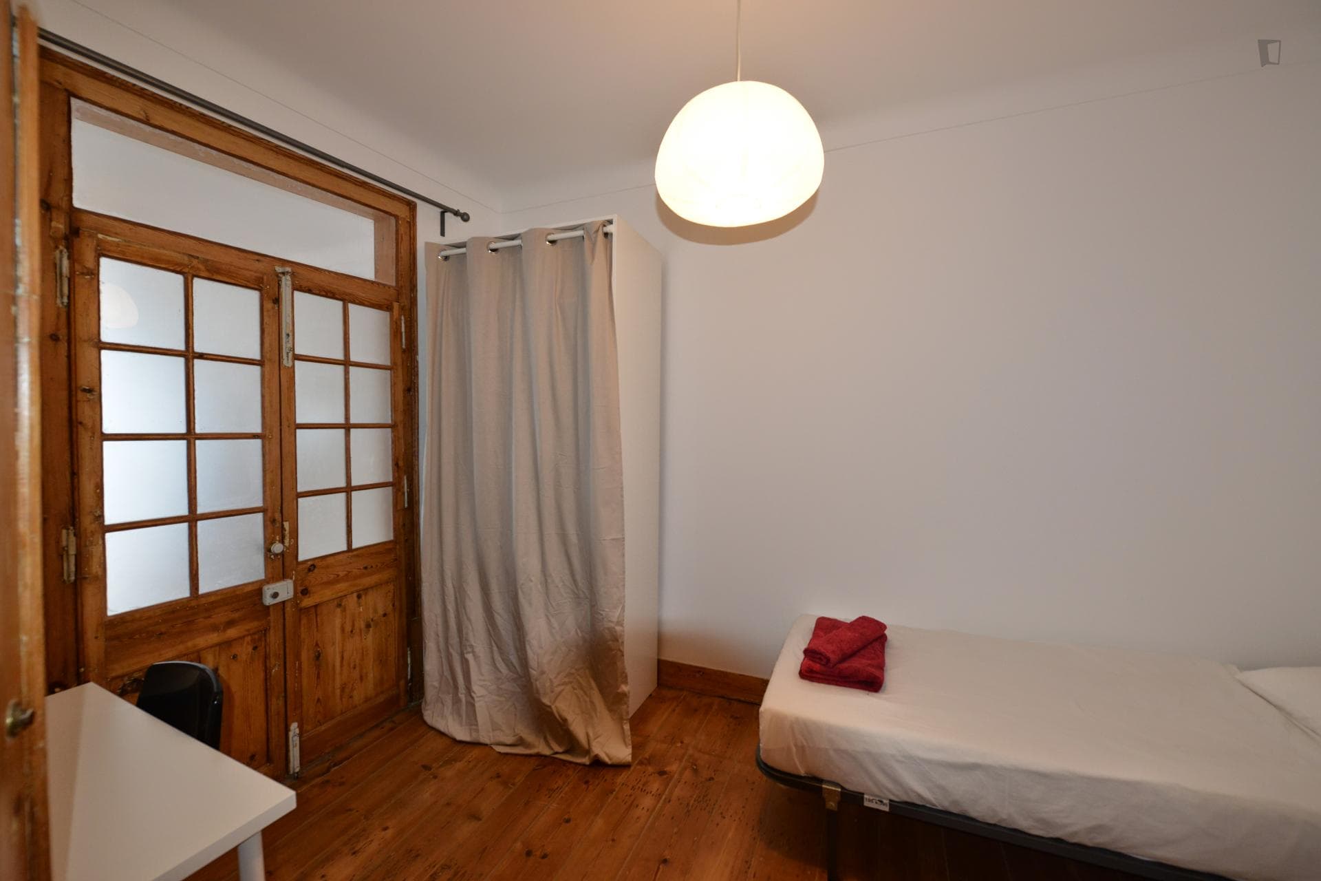 Single bedroom in a 4-bedroom flat, near the Santa Apolónia metro and train station photo 1