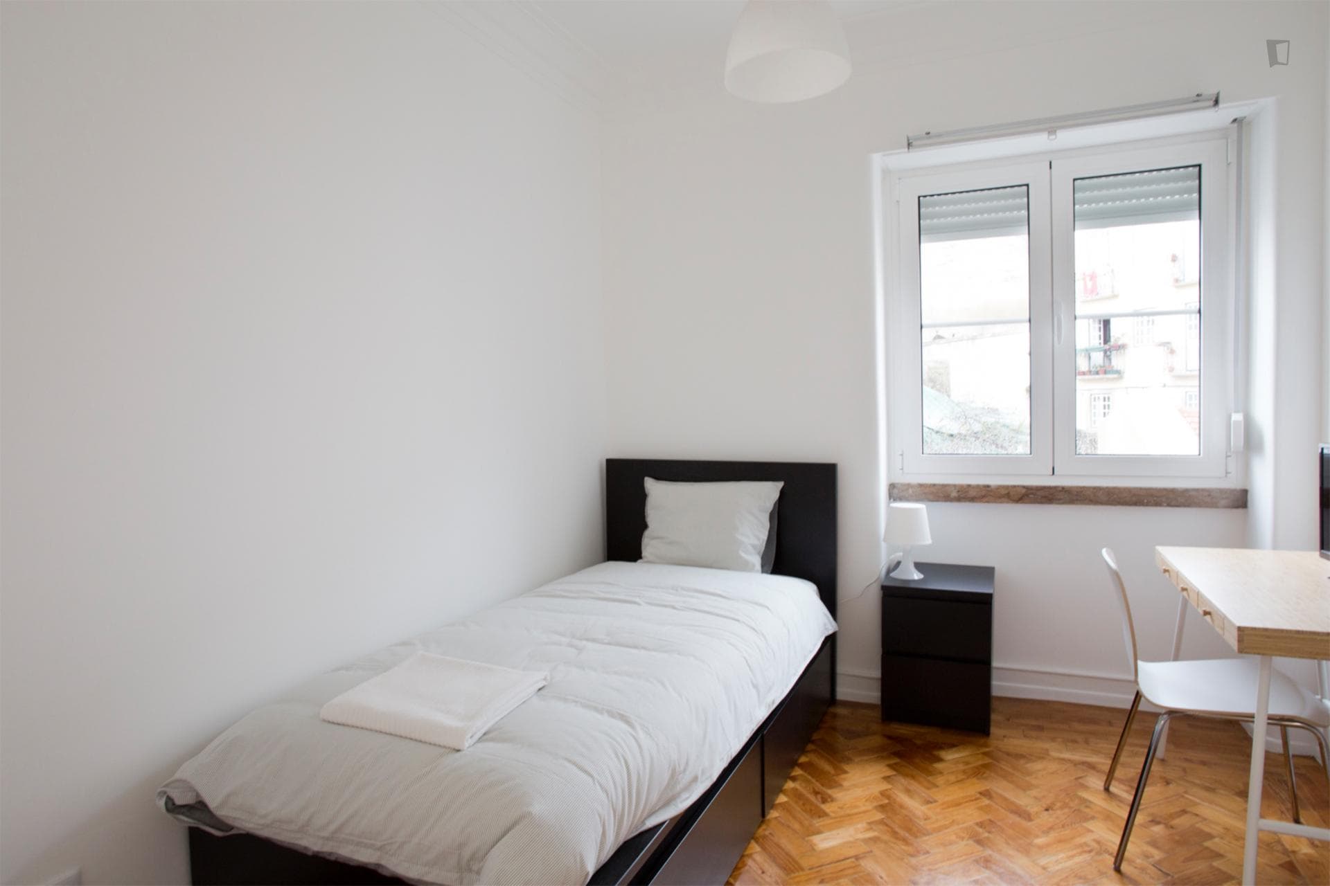 Bright single bedroom near Santa Apolónia photo 1