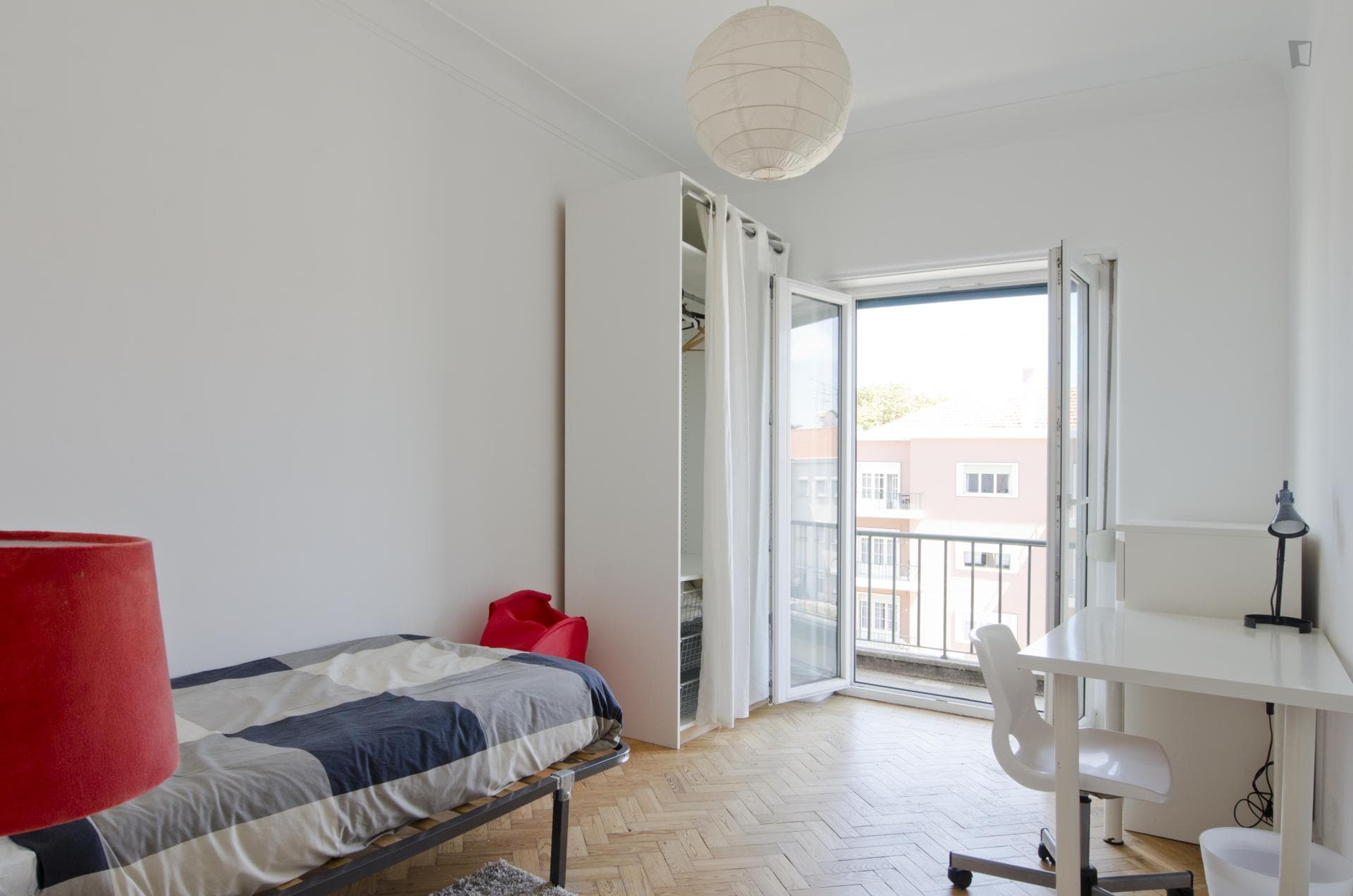 Attractive single bedroom in Alvalade photo 1