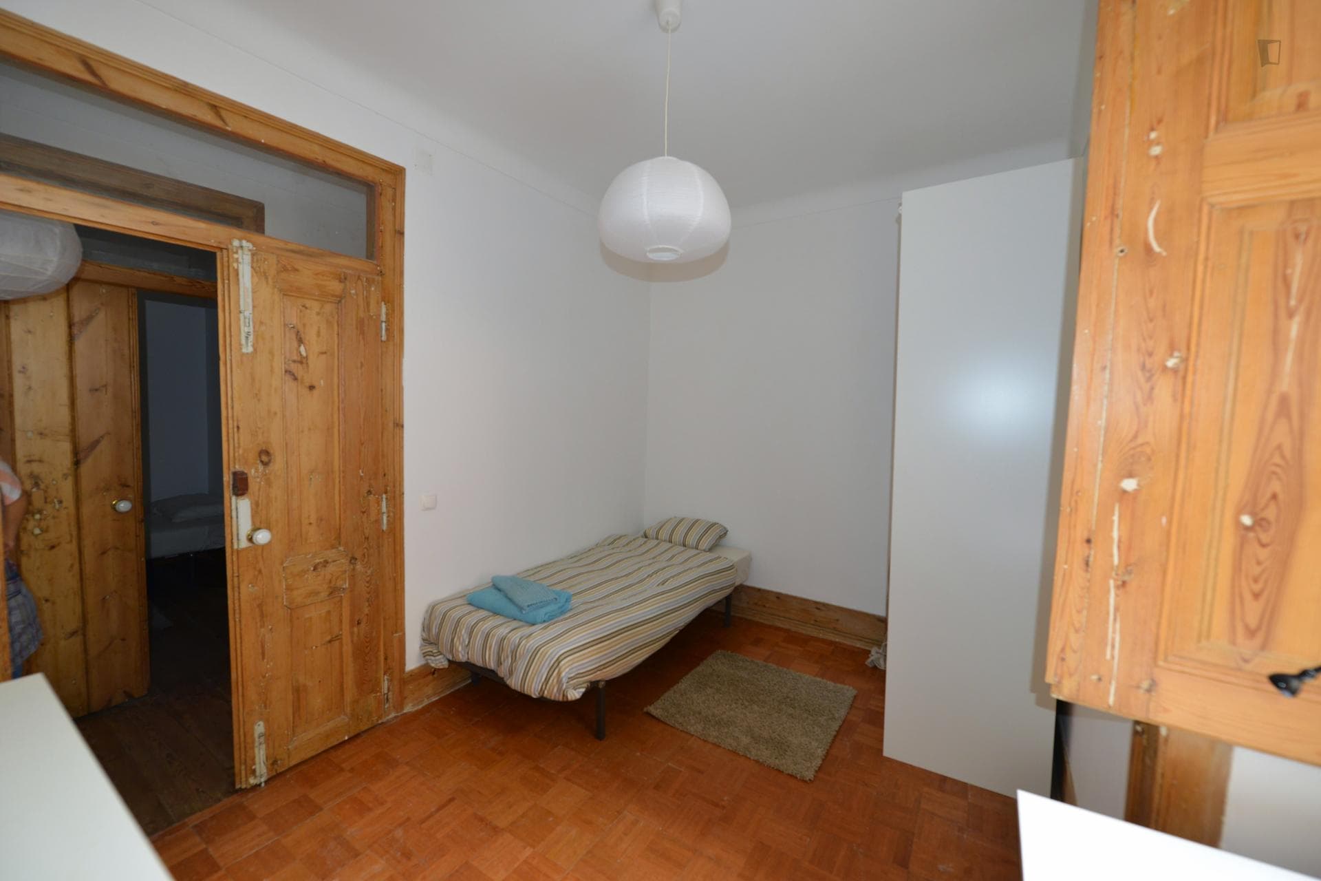 Attractive single bedroom in classic Santa Apolónia photo 1