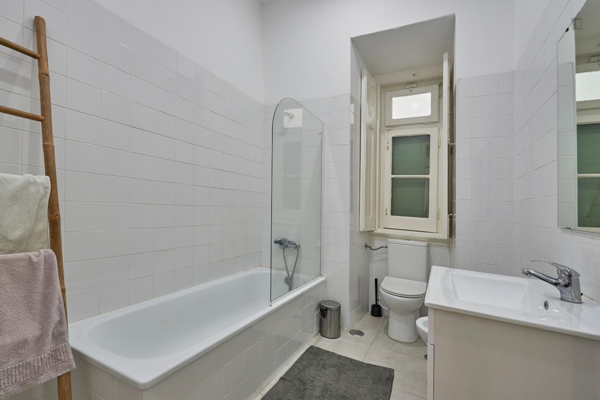 Really nice single bedroom with balcony in Arroios photo 1