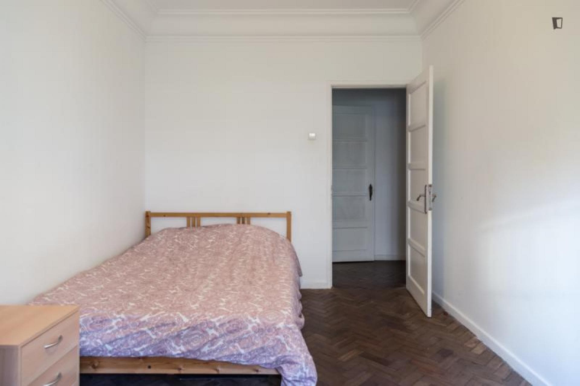 Comfortable double bedroom near Anjos metro station photo 1