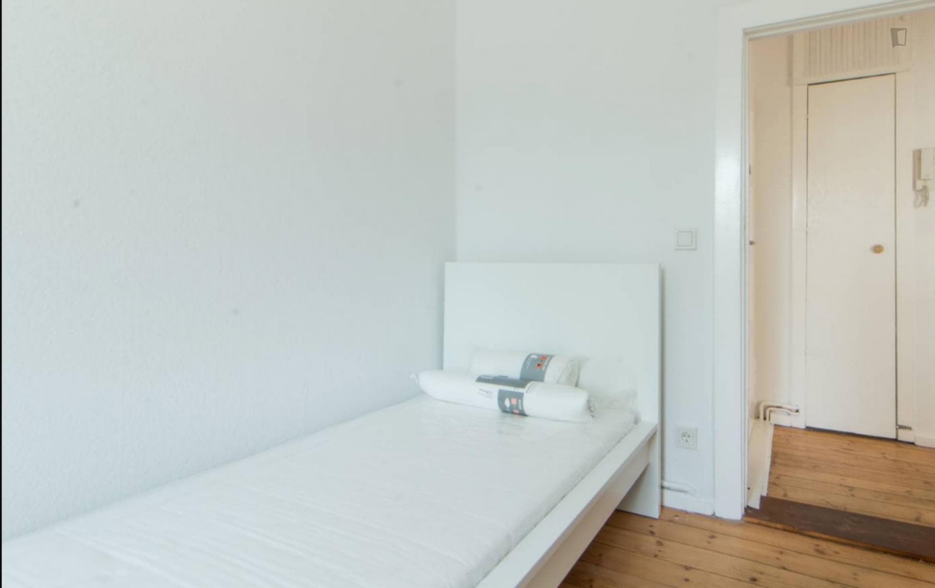Cozy room in 3-bedroom apartment in Neukölln photo 1
