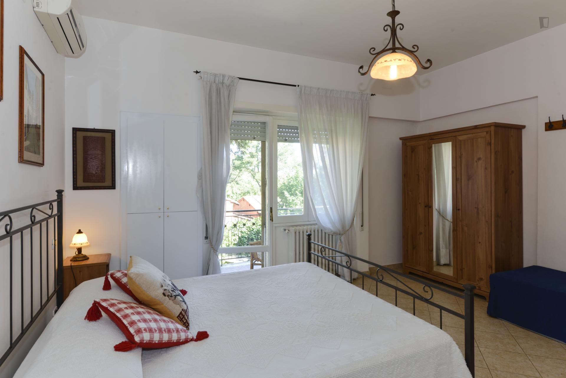 Trendy double bedroom with an ensuite bathroom in a 3-bedroom flat, in Gianicolense photo 1