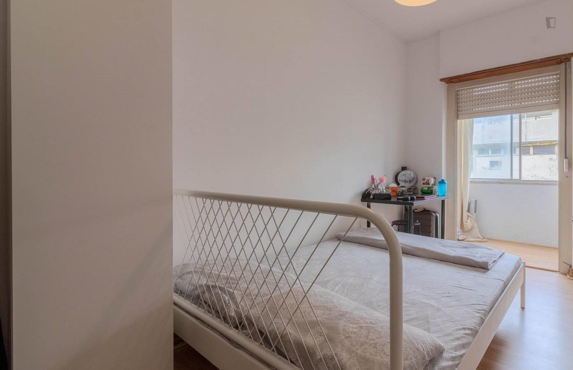 Appealing double bedroom near the Instituto Superior de Economia e Gestão photo 1