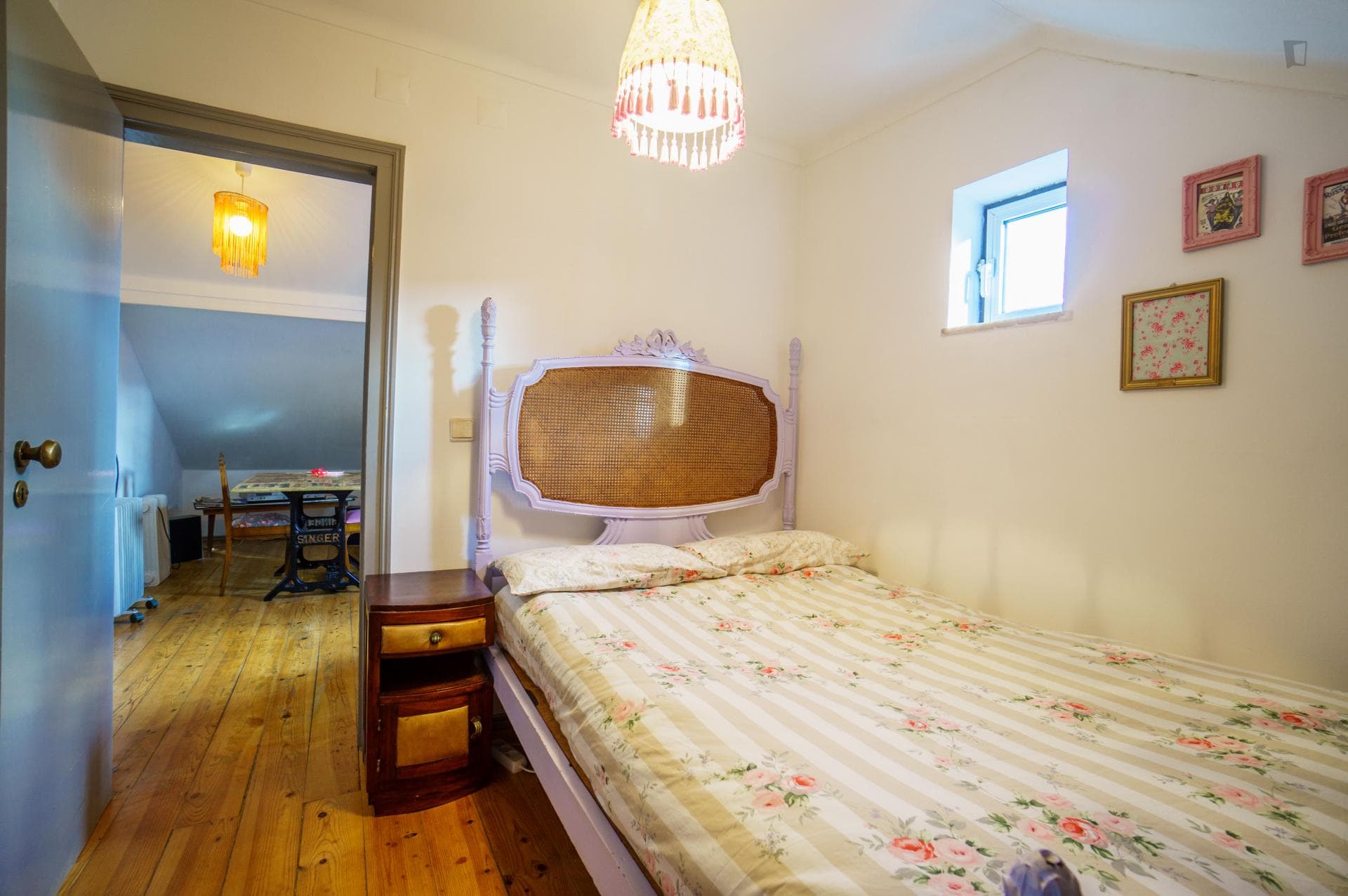 Homely double bedroom in lively Bairro Alto photo 1
