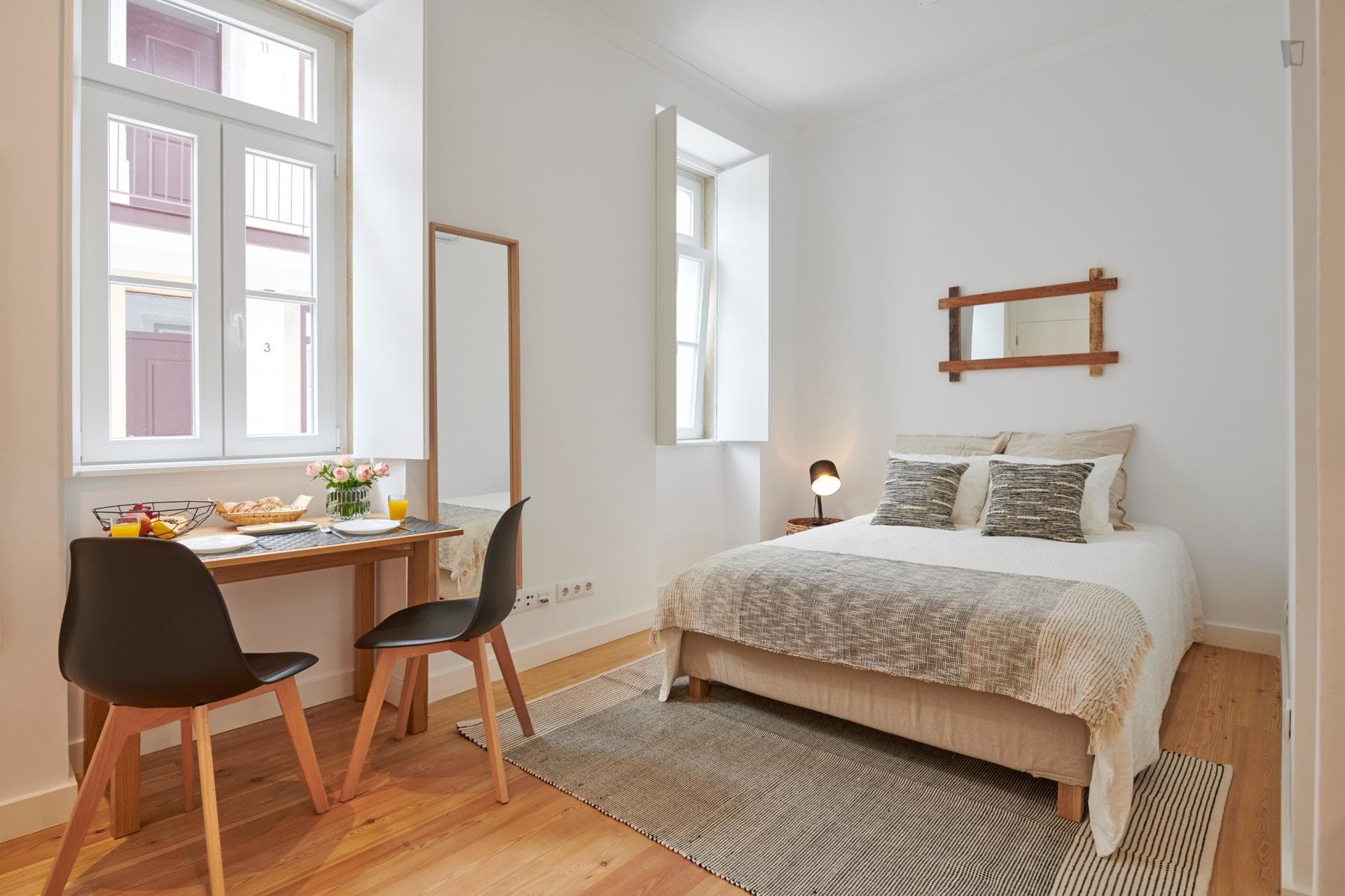 Pleasant 1-bedroom apartment close to Anjos subway station photo 1