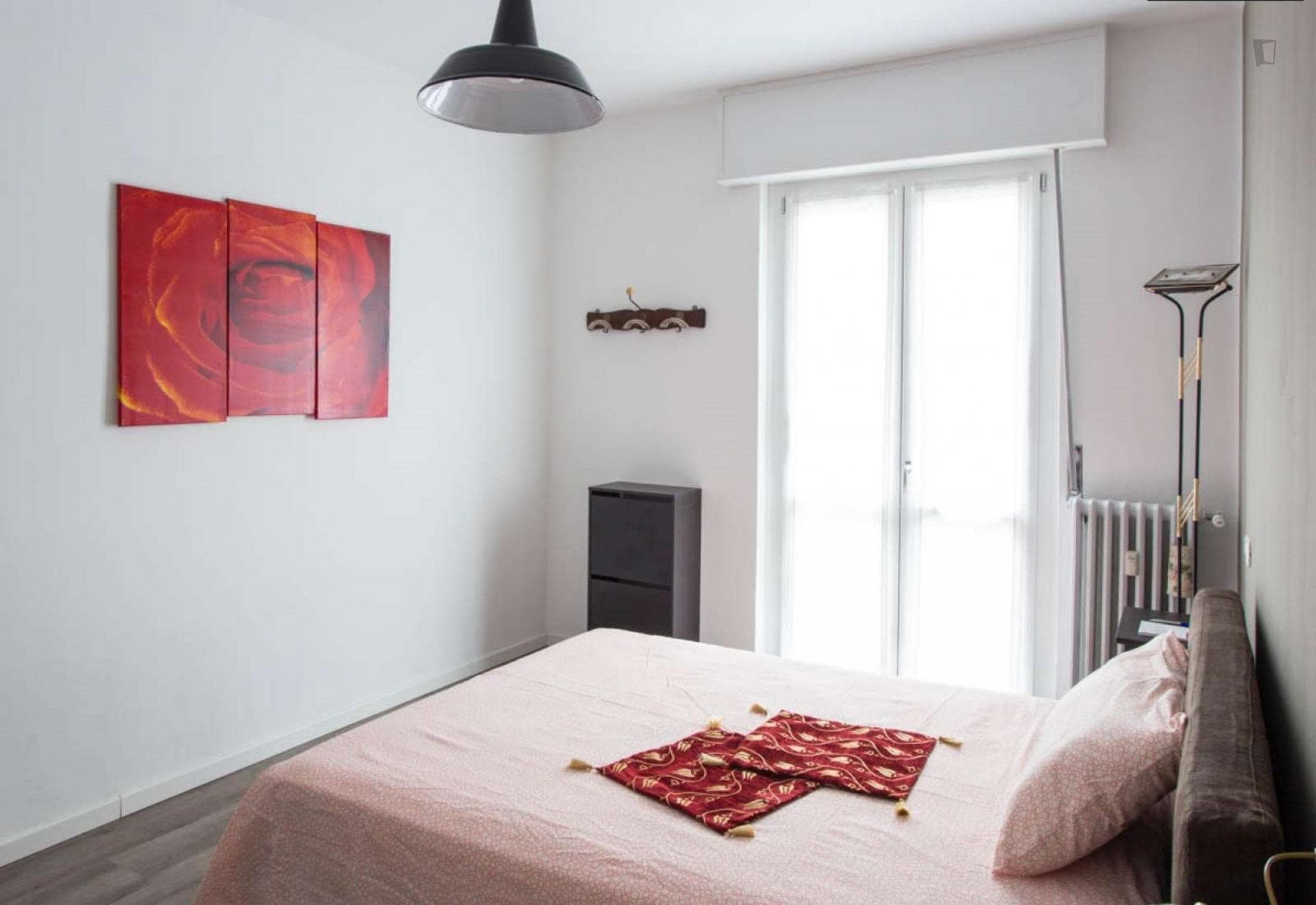 Bright double bedroom with balcony close to Inganni metro station photo 1