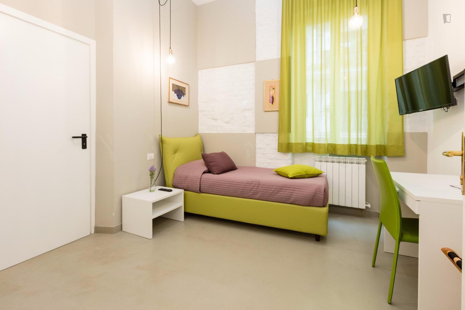 Bright single ensuite bedroom close to Jonio metro station photo 1