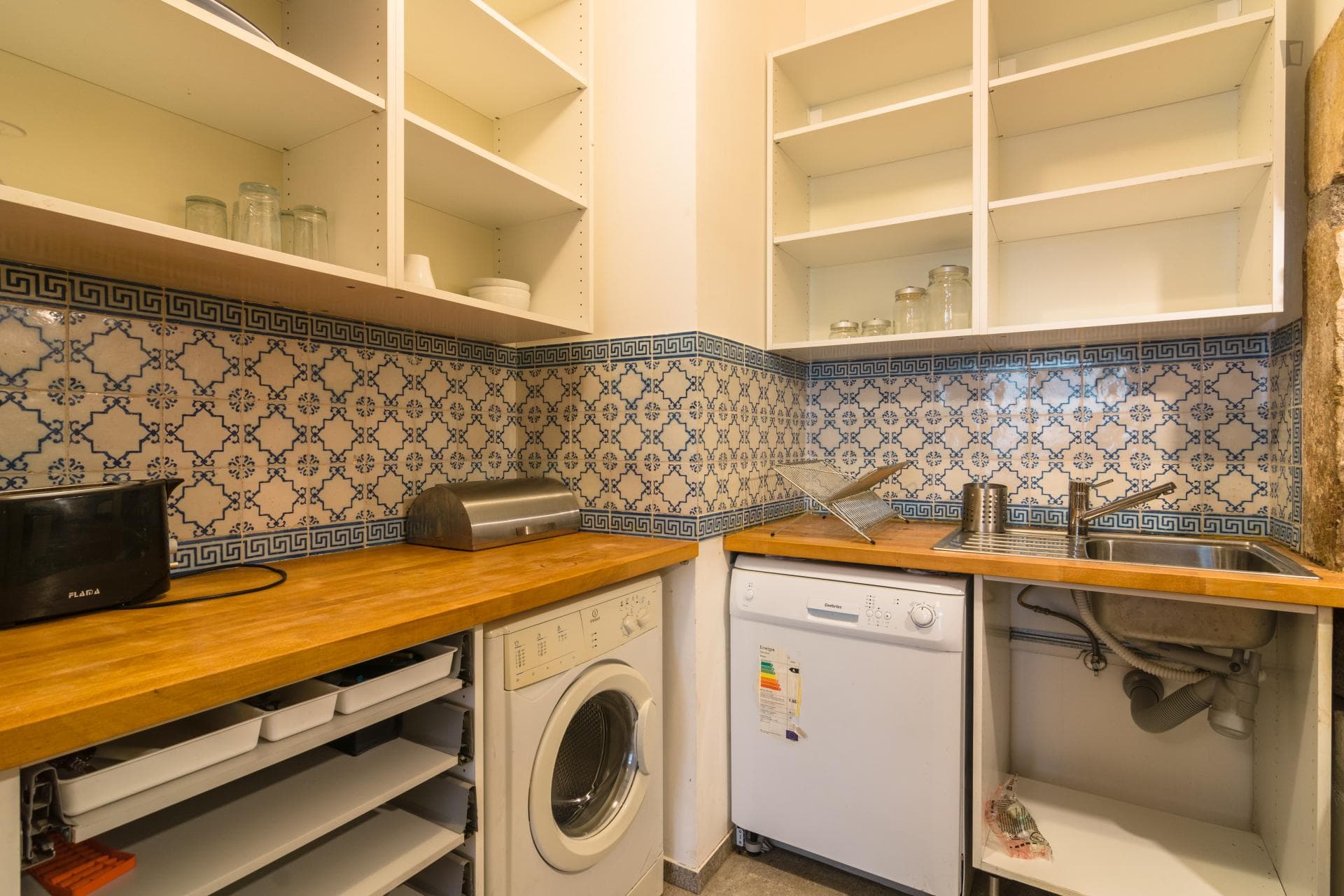 Snug single bedroom near Alfama photo 1