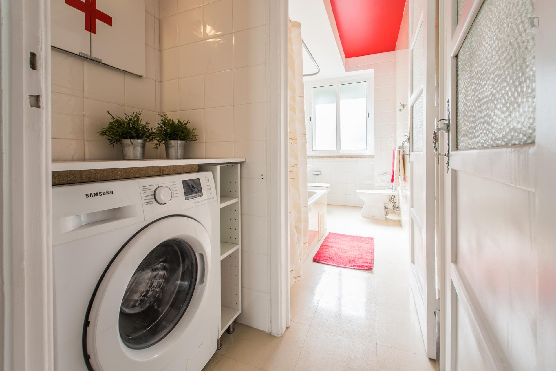 High-quality double bedroom right next to Universidade Nova de Lisboa photo 1