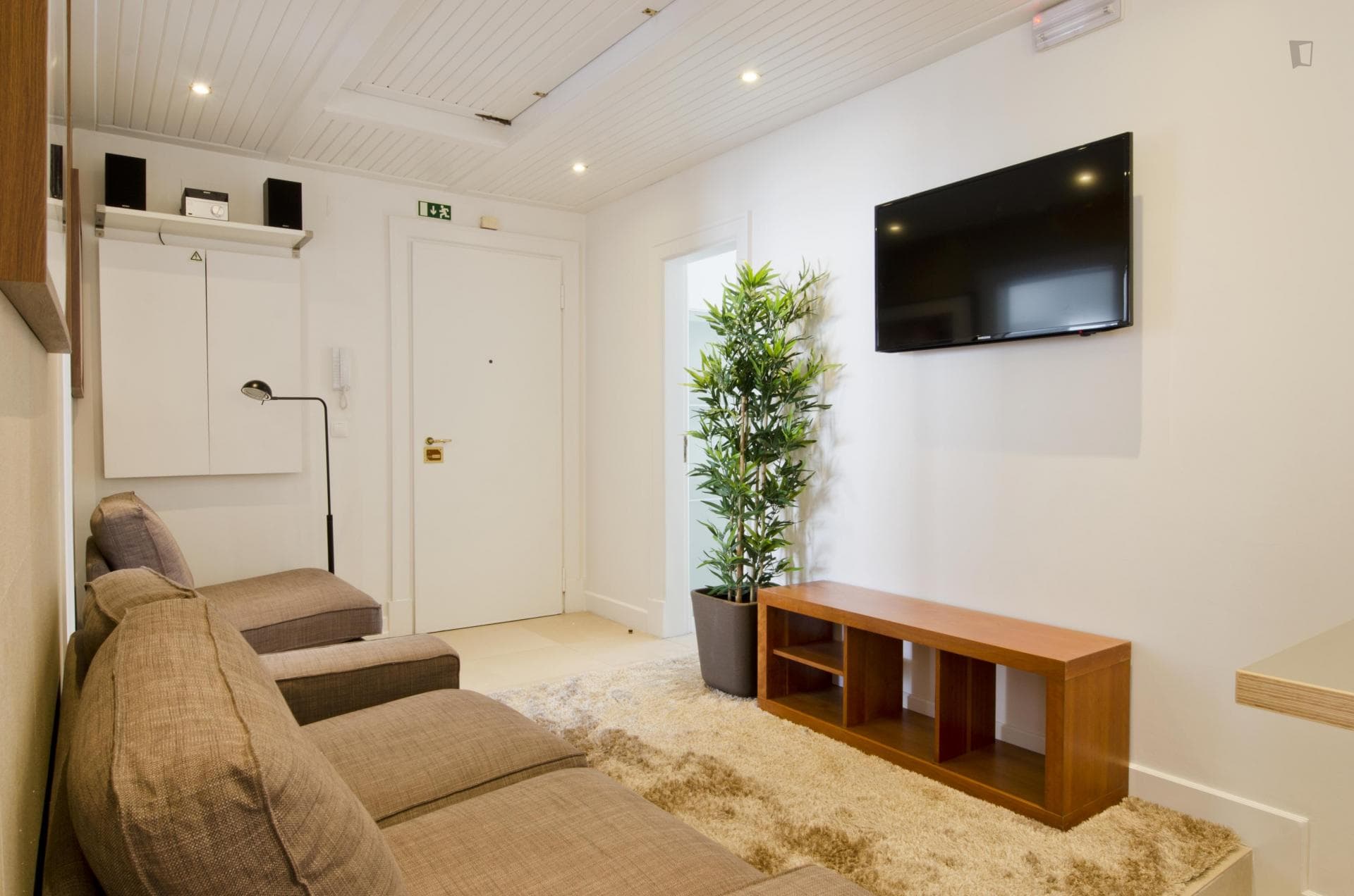 Simple single bedroom in stylish Chiado photo 1