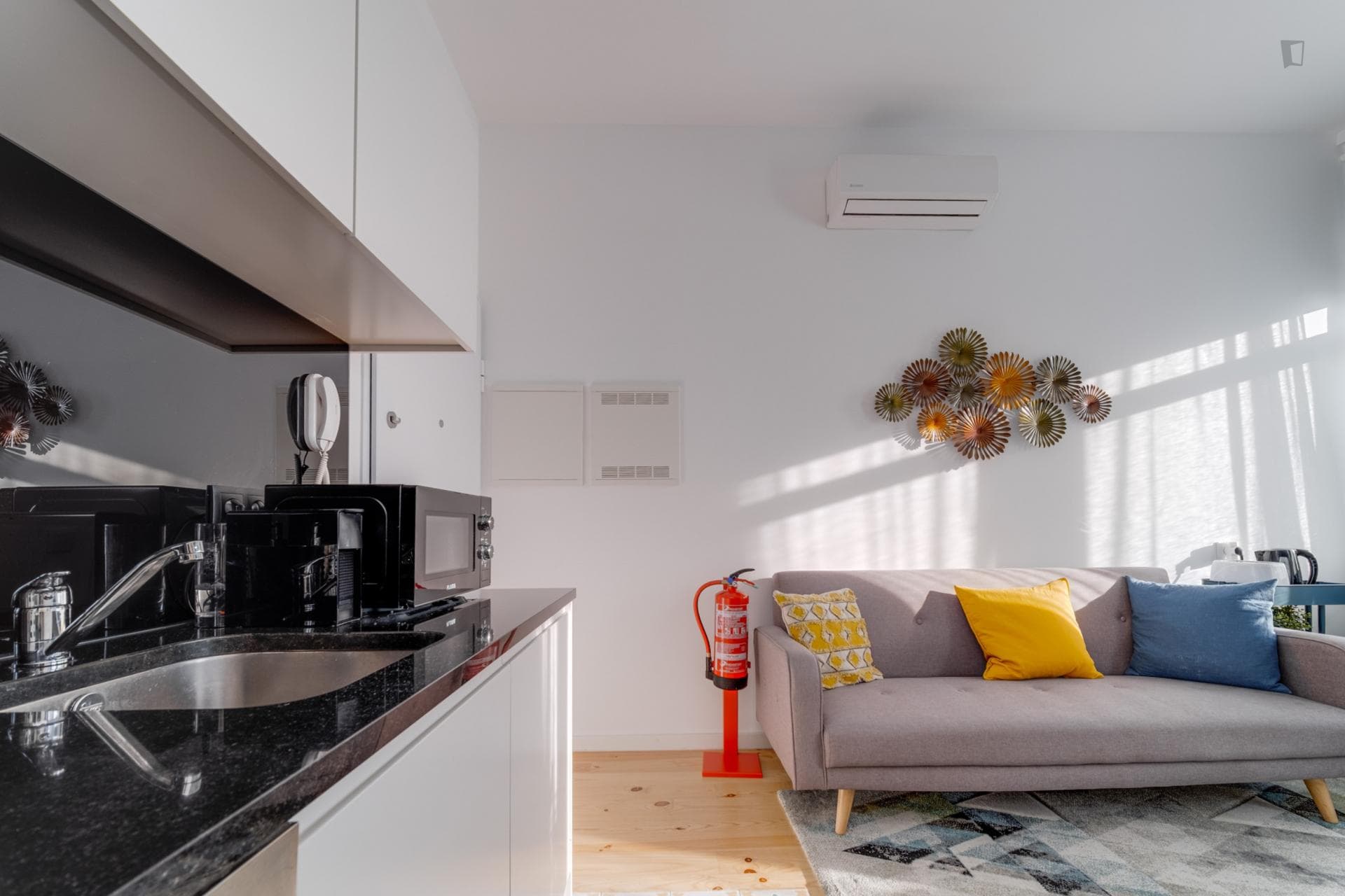 Lovely studio with balcony near 24 de Agosto metro station photo 1