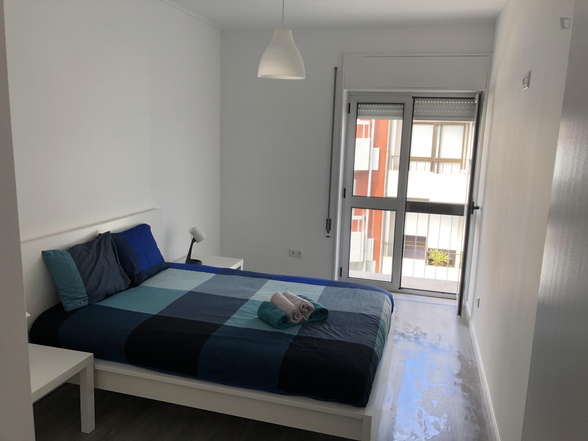 Double bedroom in a 5 bedroom apartment photo 1
