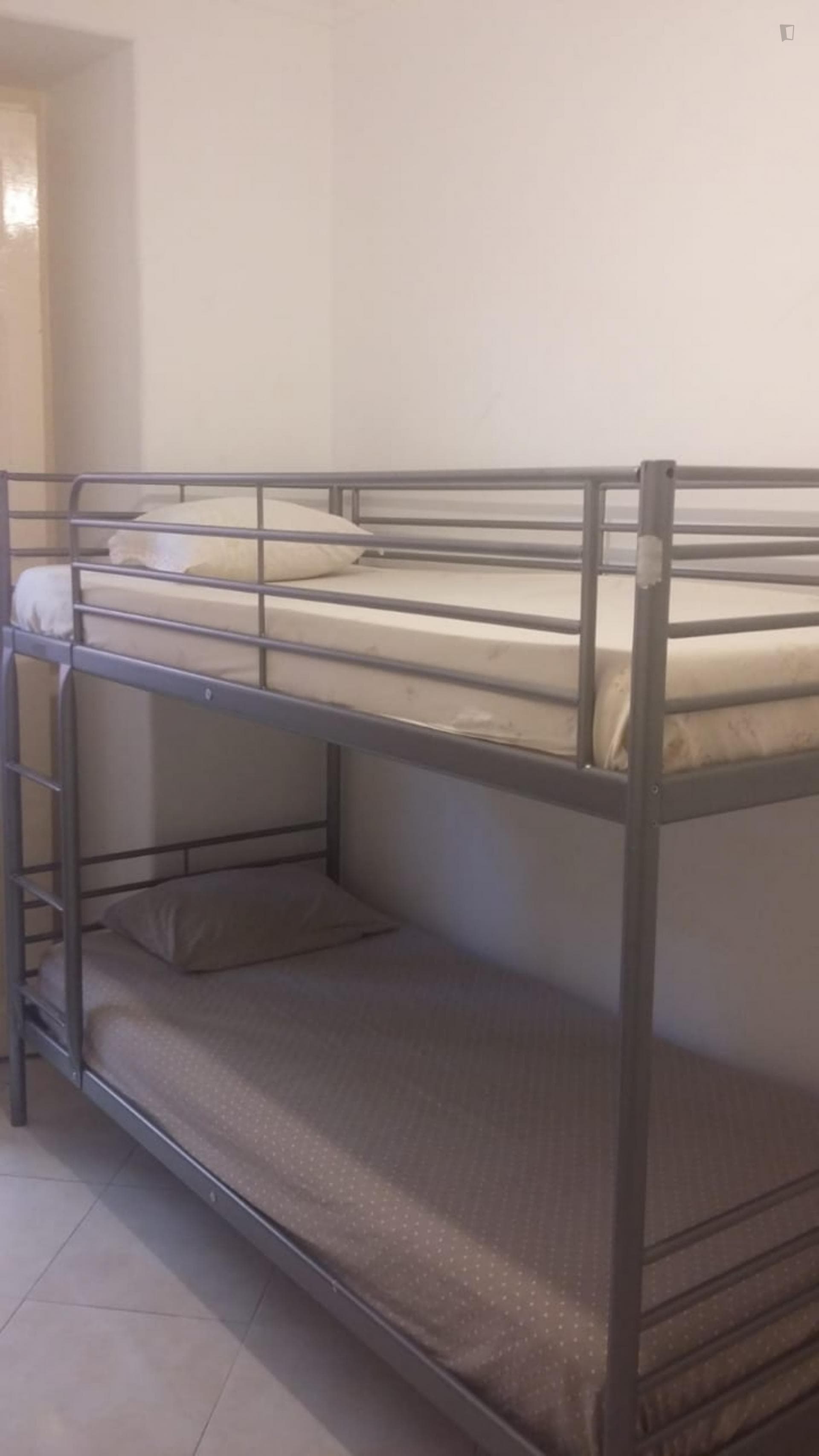 Bunk bedroom near Alameda metro station photo 1