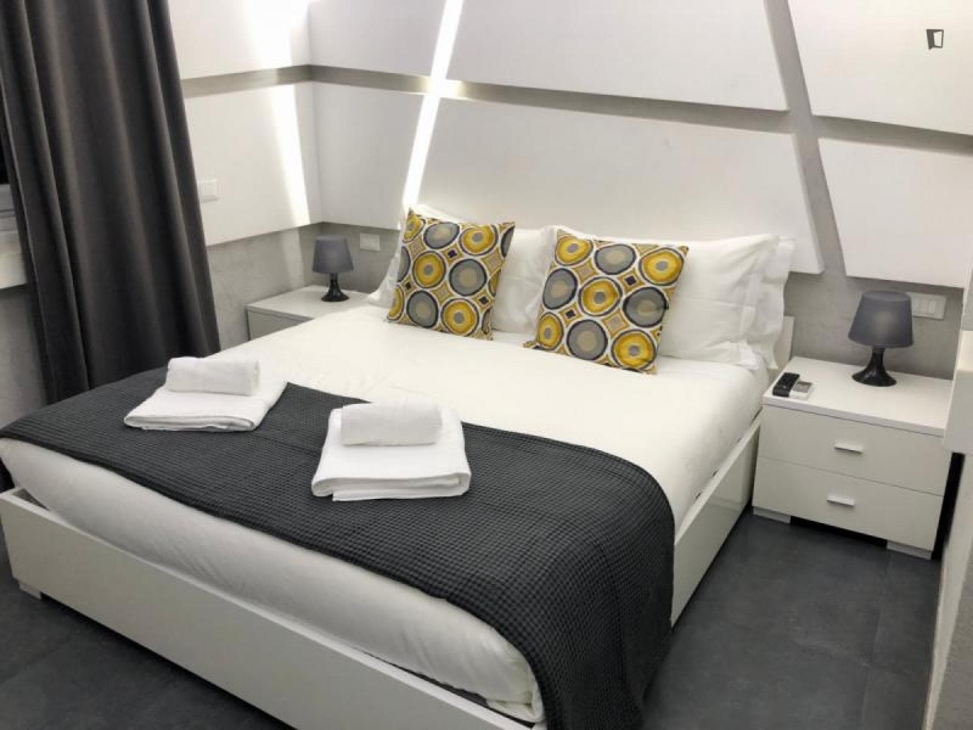 Double ensuite bedroom in a 3-bedroom apartment near Cipro metro station photo 1
