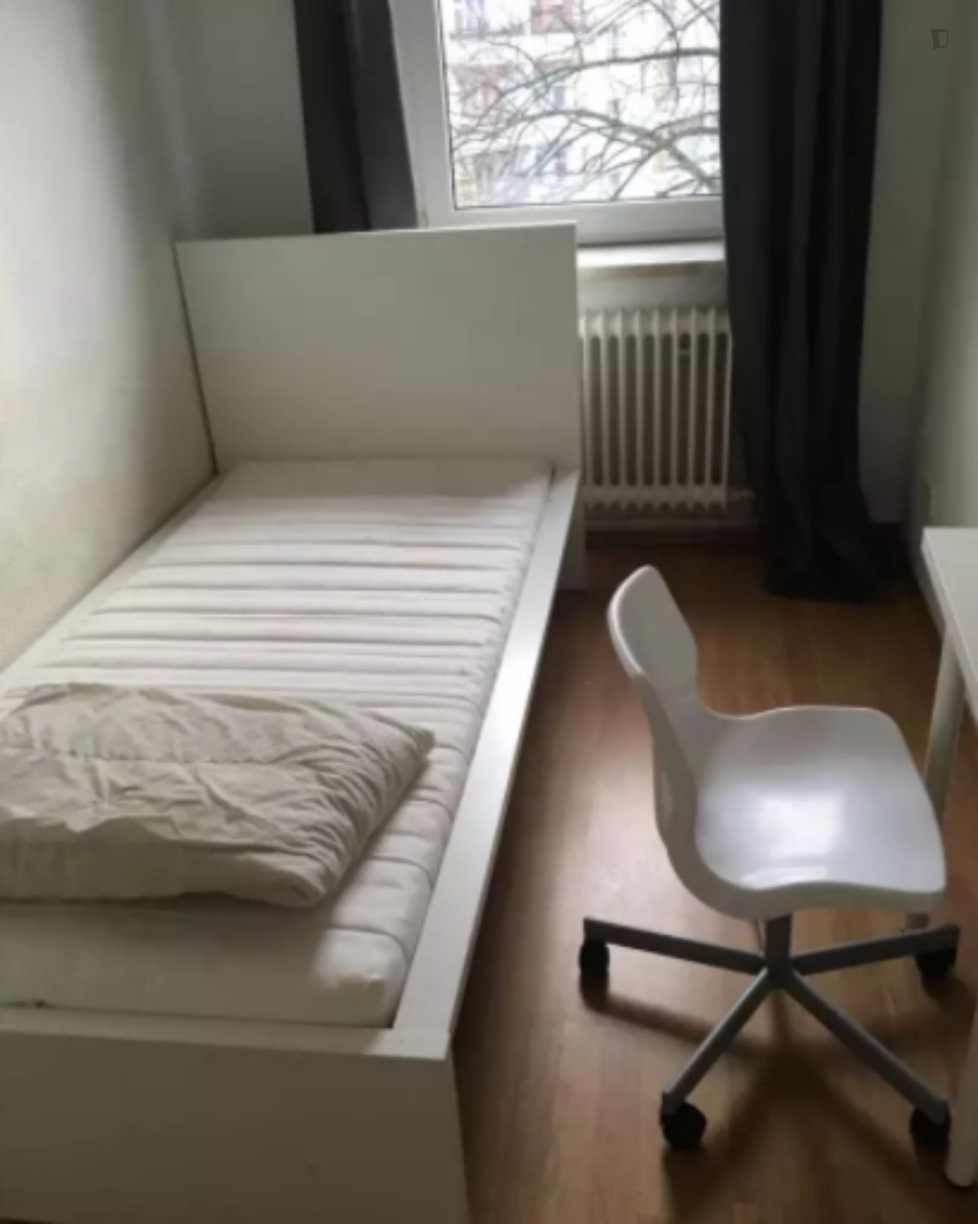 Comfy single bedroom in a 4-bedroom apartment near U Grenzallee (Berlin) transport station photo 1