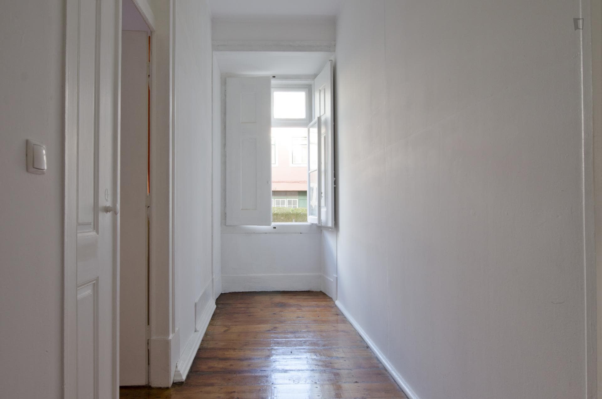 Clean single bedroom in 8-bedroom apartment in trendy Alcântara photo 1