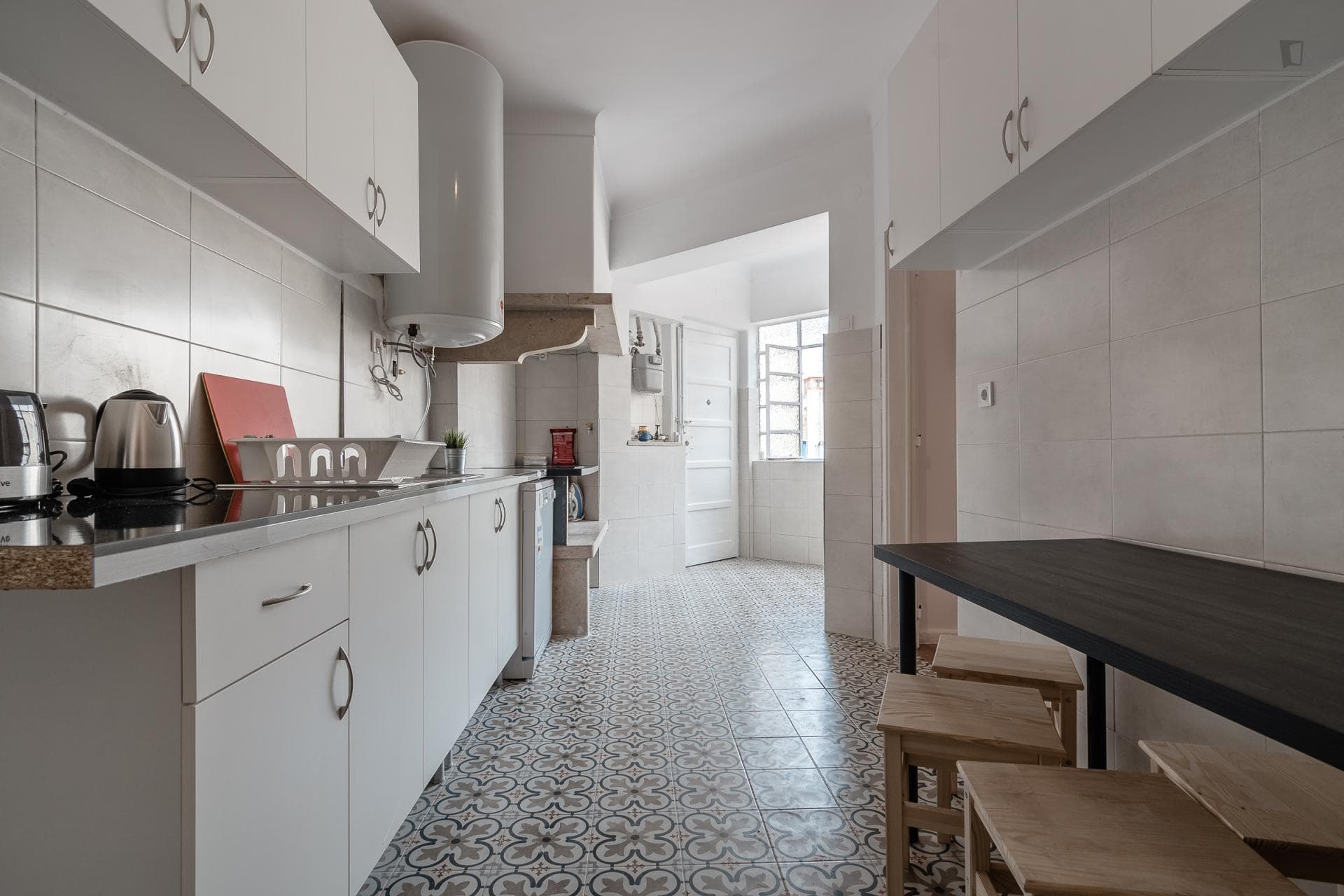 Neat double bedroom minutes away from Anjos metro station photo 1