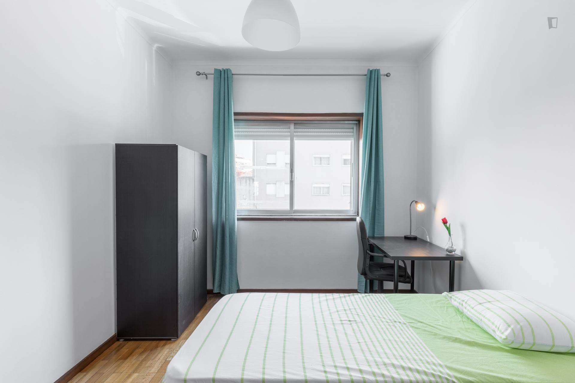 Bright single bedroom in a 3-bedroom apartment, close to the Salgueiros metro station photo 1