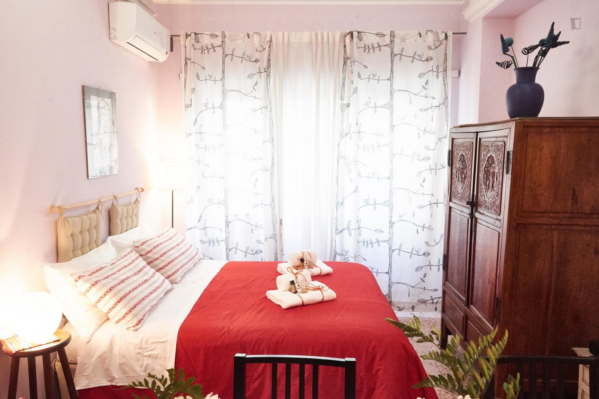 Double ensuite bedroom in a 2-bedroom apartment near Cipro metro station photo 1