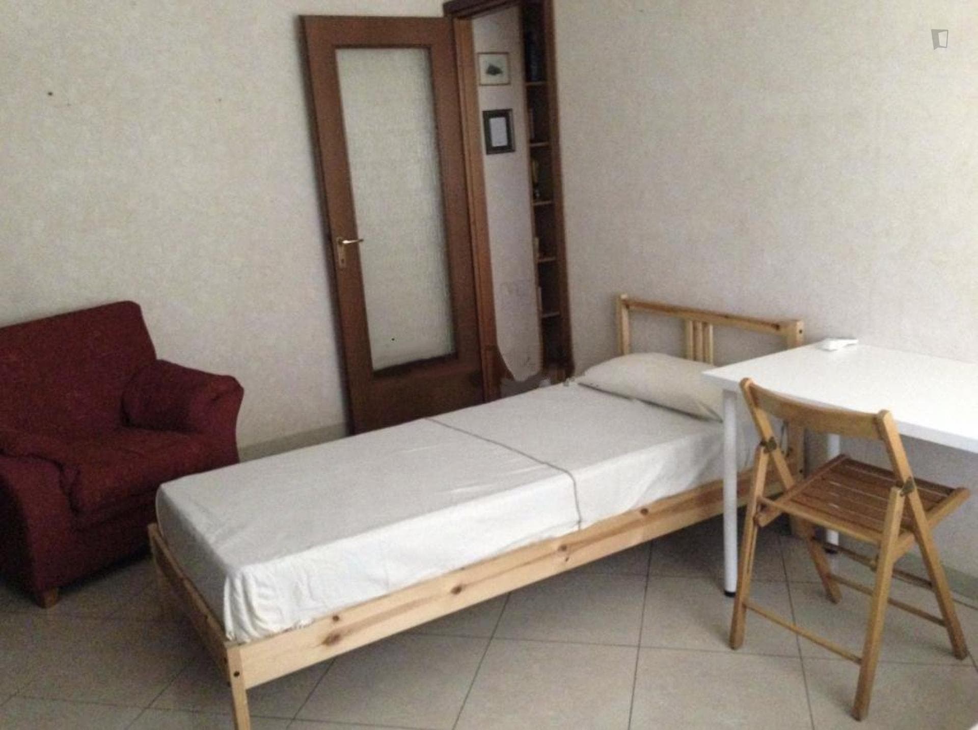 Single bed in shared bedroom in 2-bedroom apartment photo 1