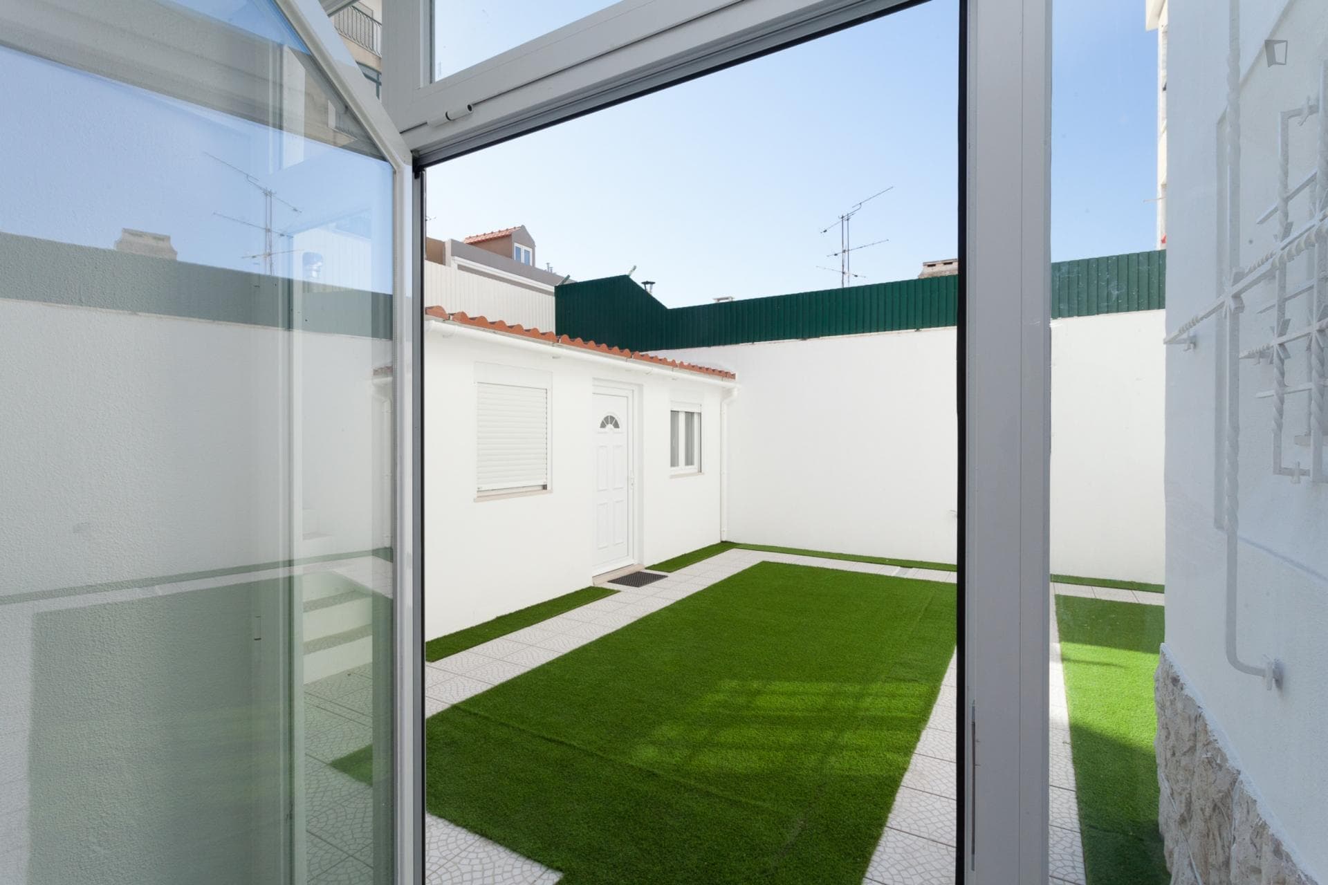 Bright and cosy single bedroom with a balcony, in Costa da Caparica photo 1