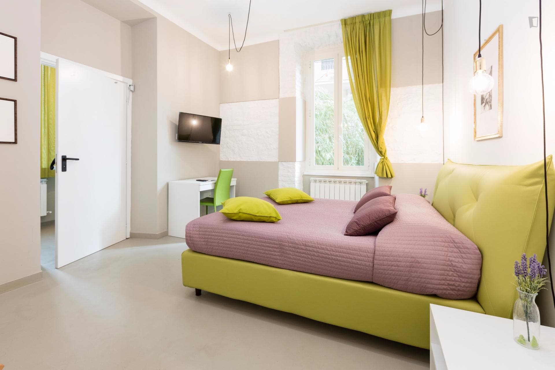 Double bedroom, with private bathroom and balcony, in residence photo 1