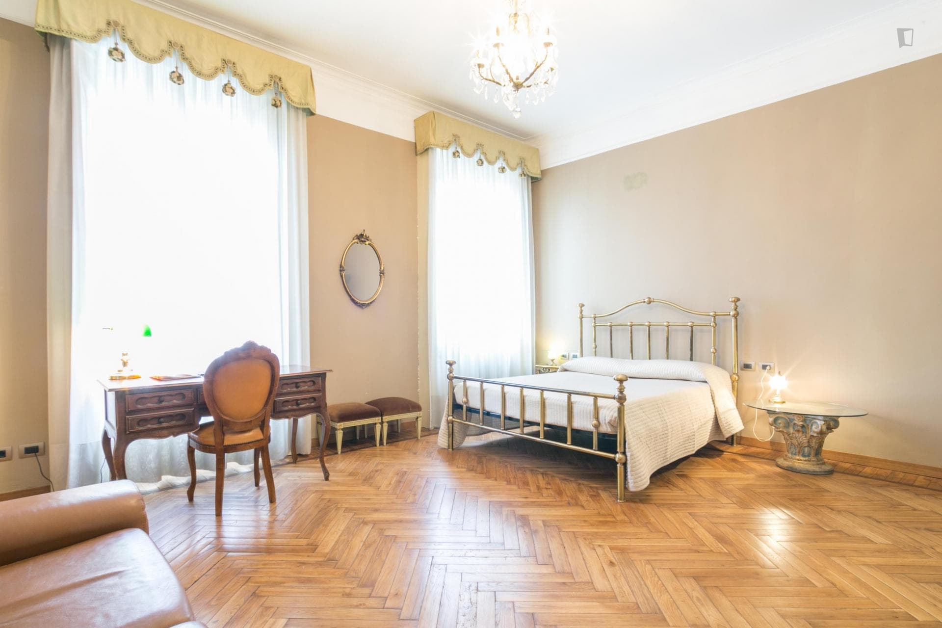 Bright ensuite double bedroom close to Bocconi University photo 1