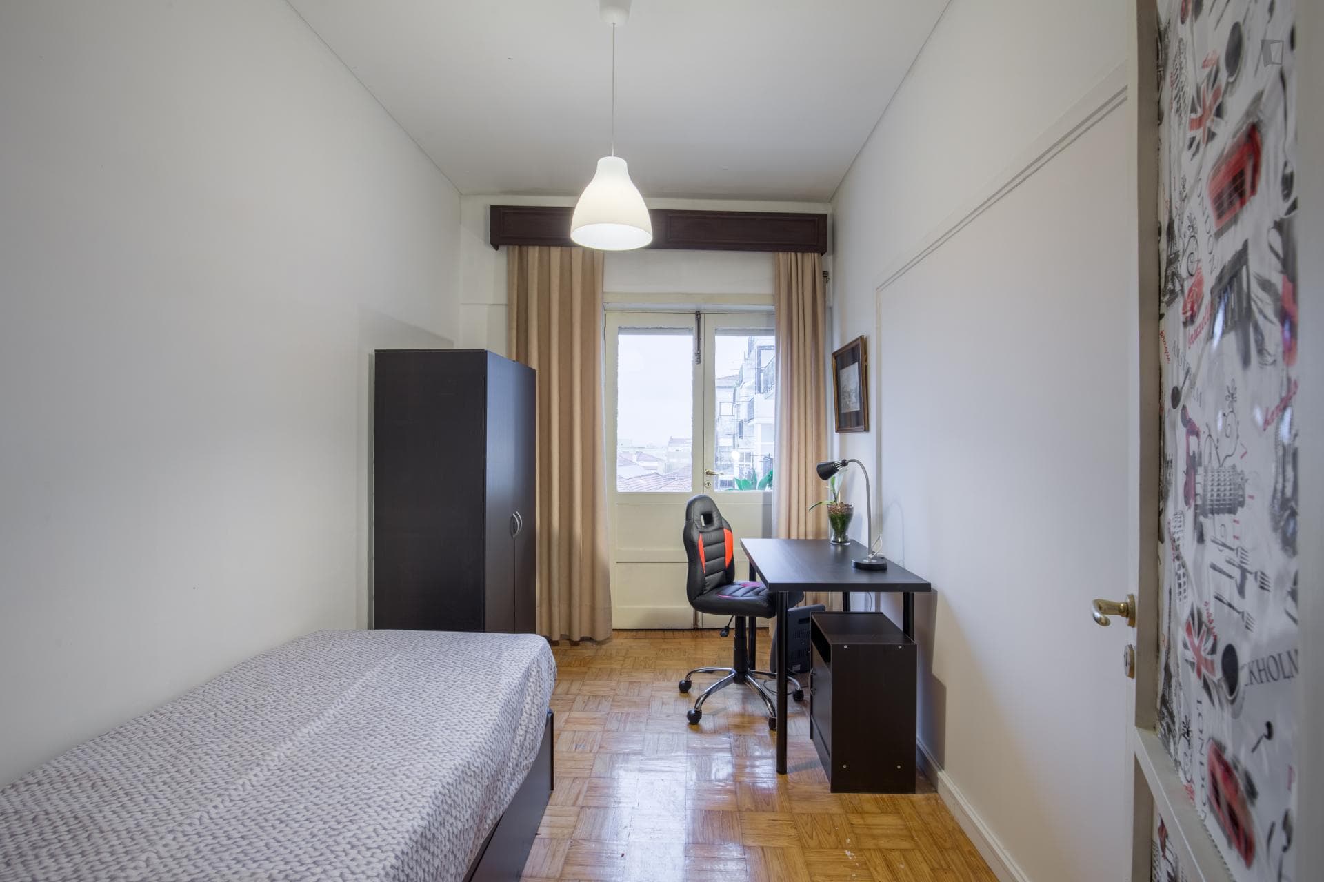 Snug single bedroom in Paranhos photo 1