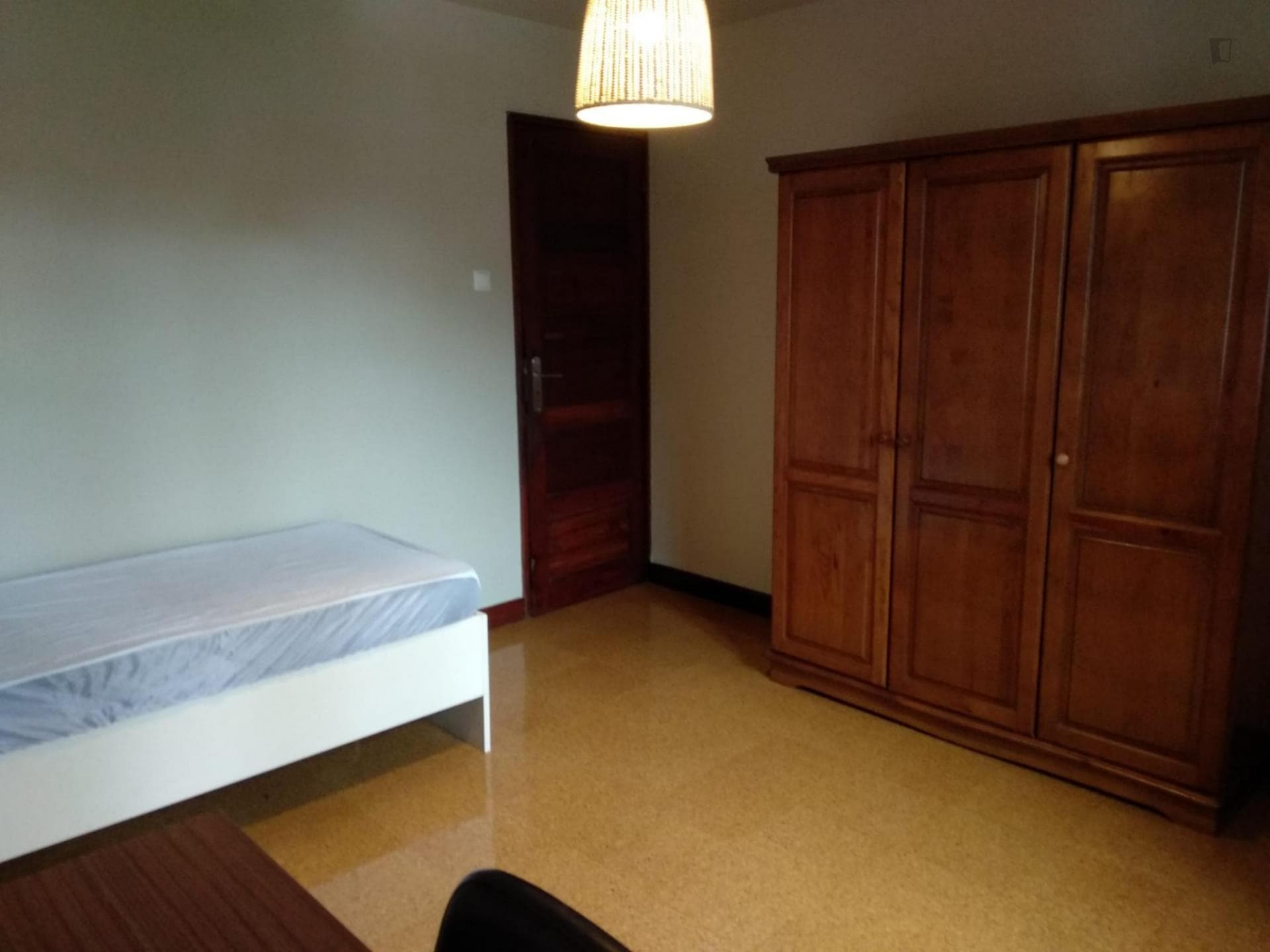 Spacious single bedroom in student condo with garden photo 1