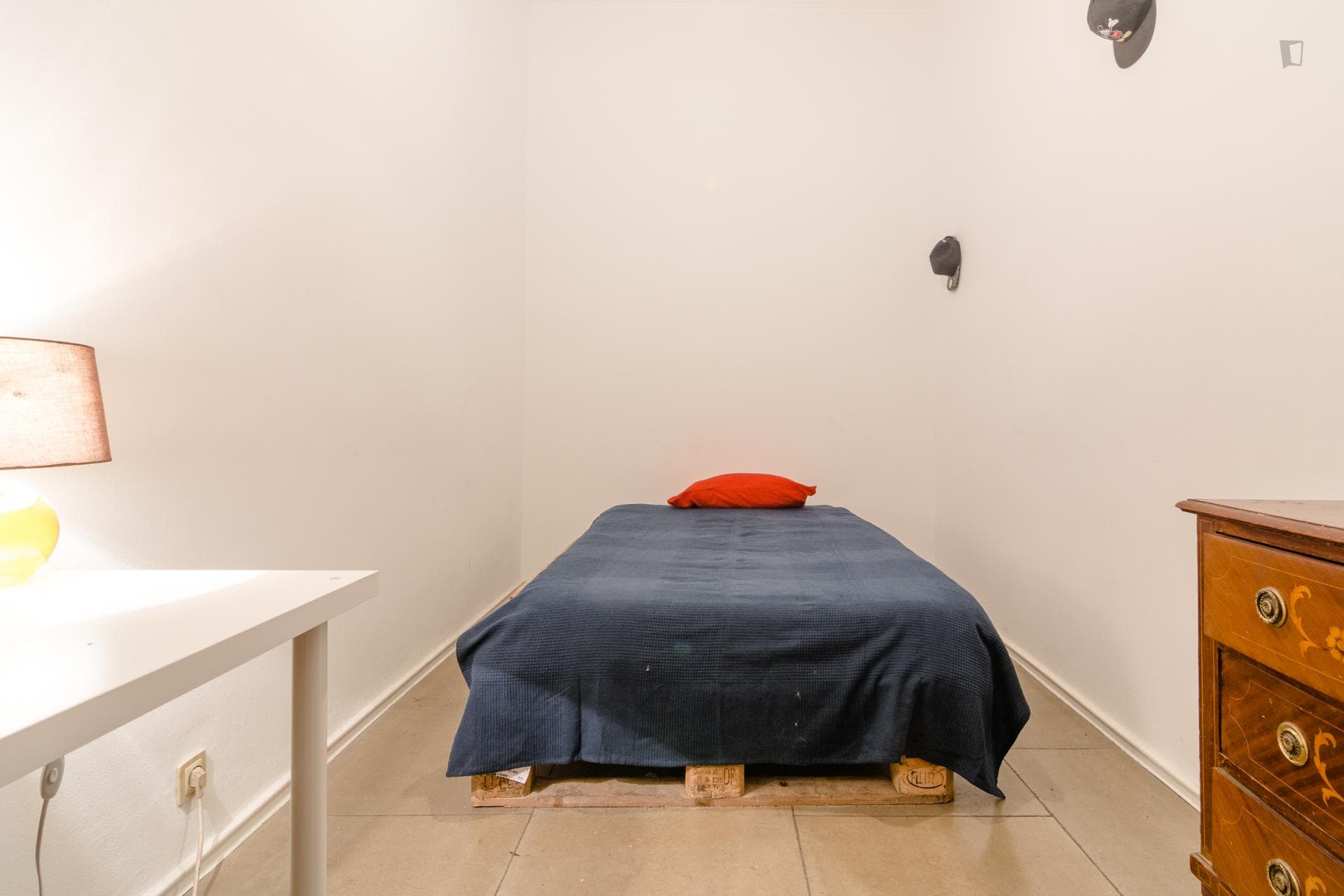Single bedroom in a 10-bedroom flat, in lively Cais do Sodré photo 1