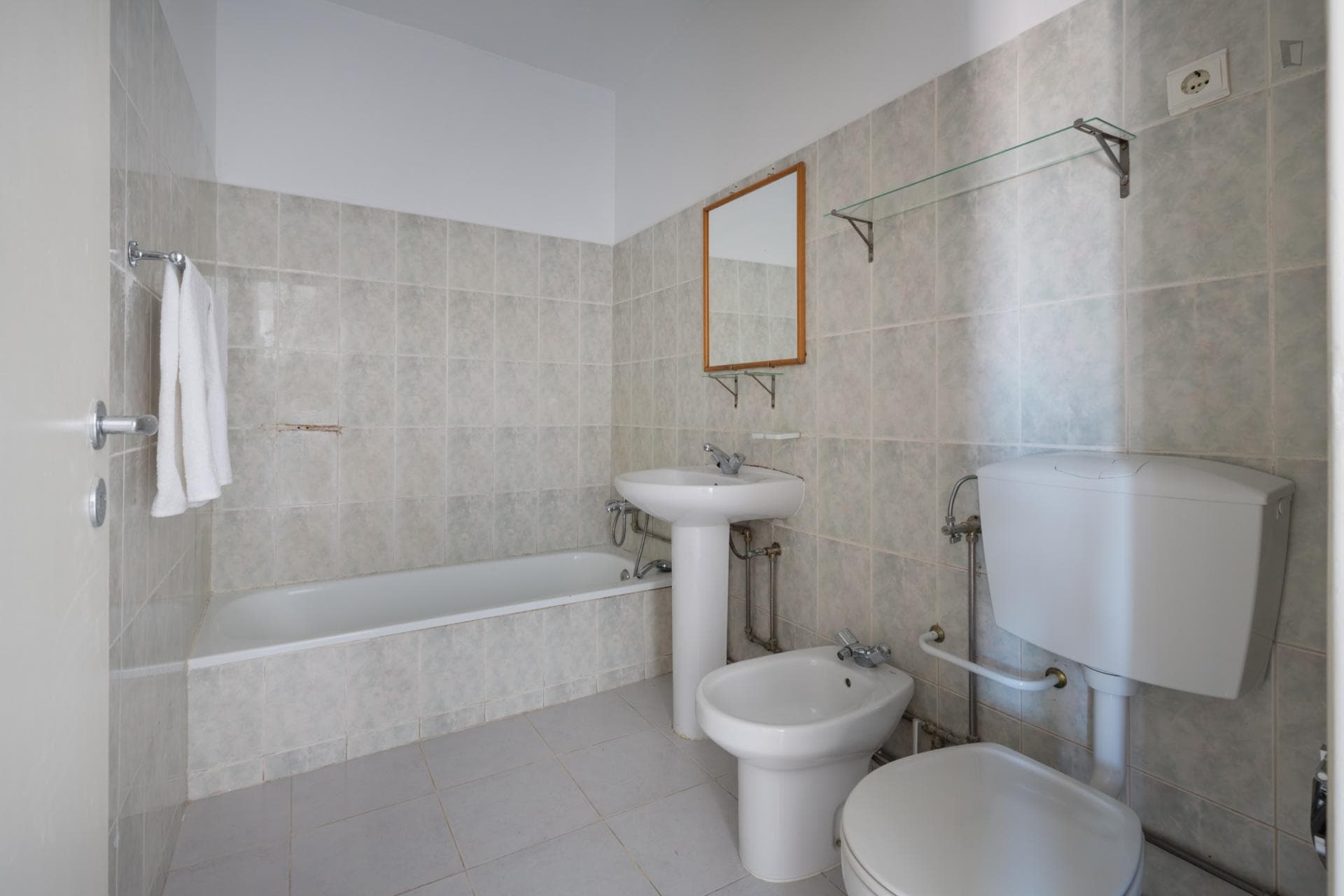 Epic 3-bedroom apartment in classic Mouraria photo 1