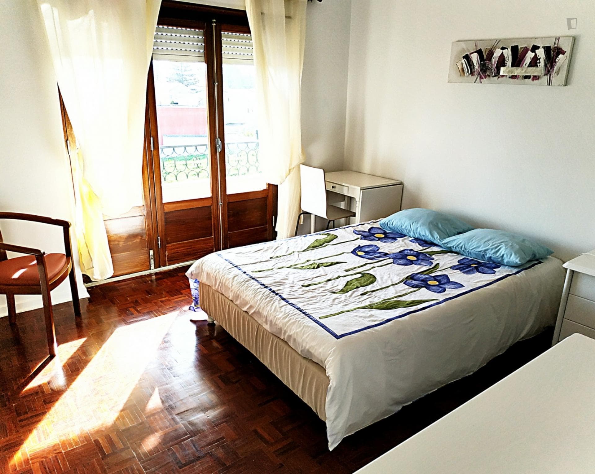 Double bedroom in a 5-bedroom house in Parede photo 1