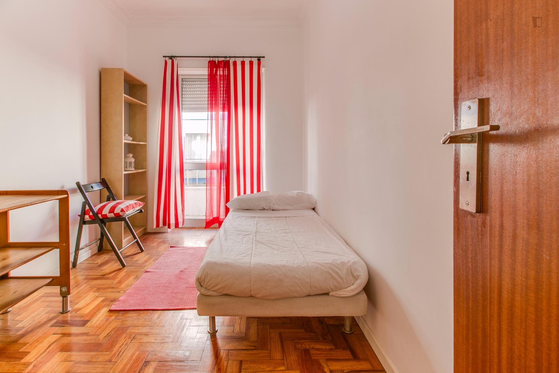 Lovely single bedroom with balcony near Escola Superior de Tecnologia da Saúde de Lisboa photo 1