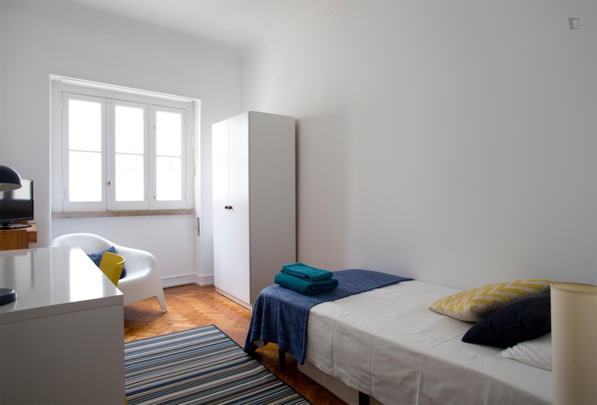 Comfy and clean single bedroom, in 3-bedroom apartment photo 1