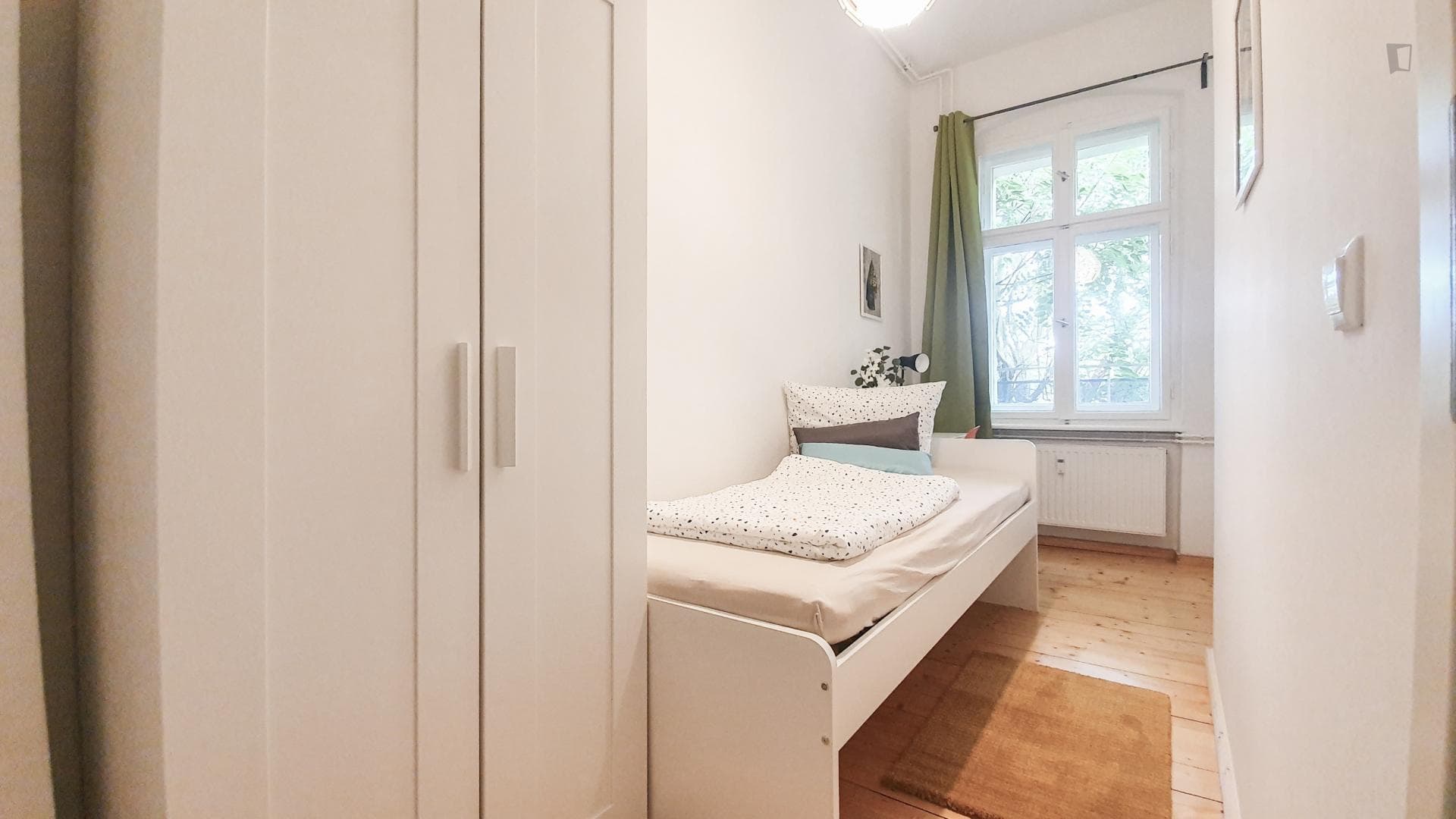 Bright single bedroom near U Osloer Straße transport station photo 1