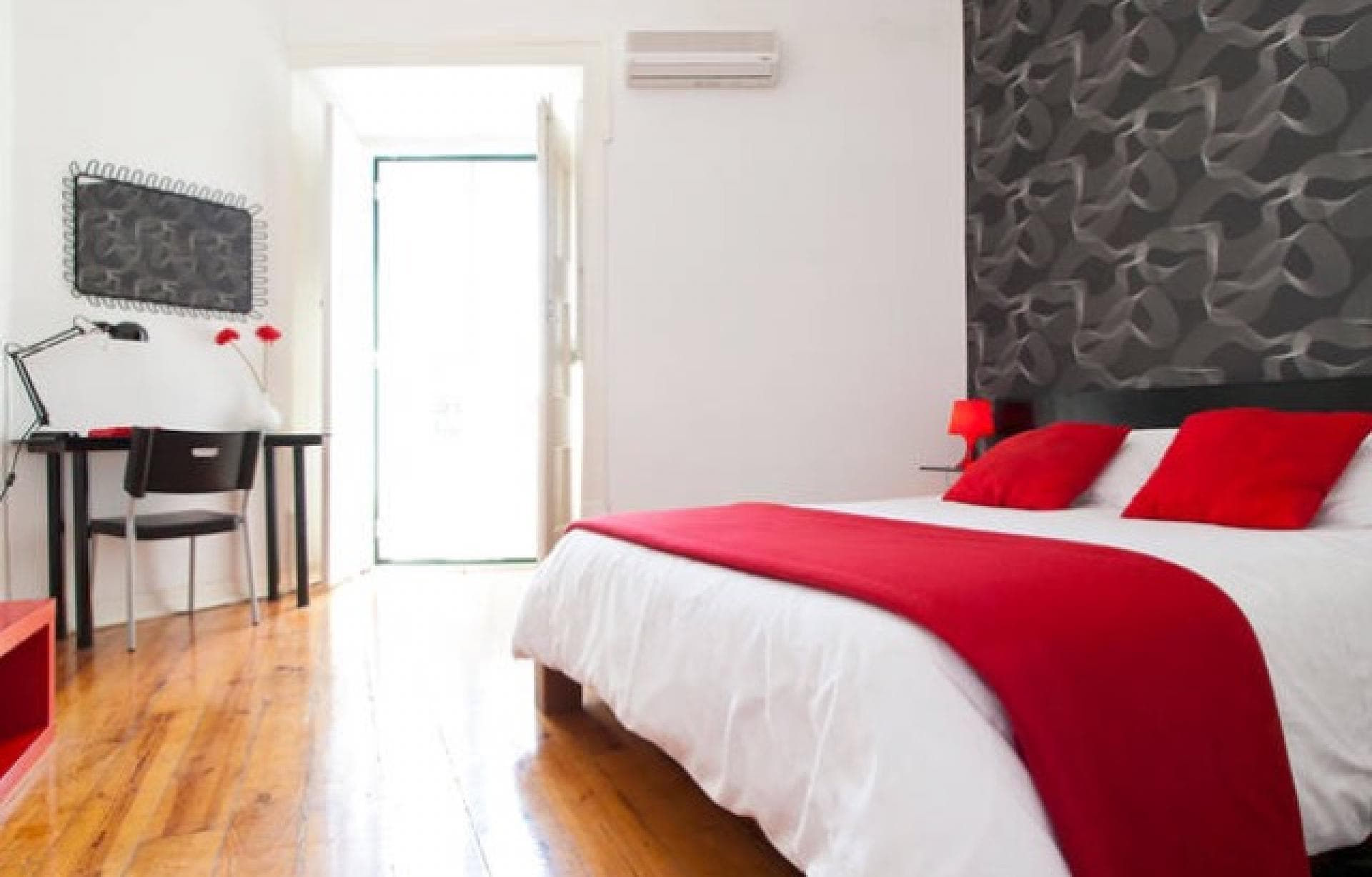 Lovely 3-BD in Santos, close to ISEG, IAD, British School photo 1