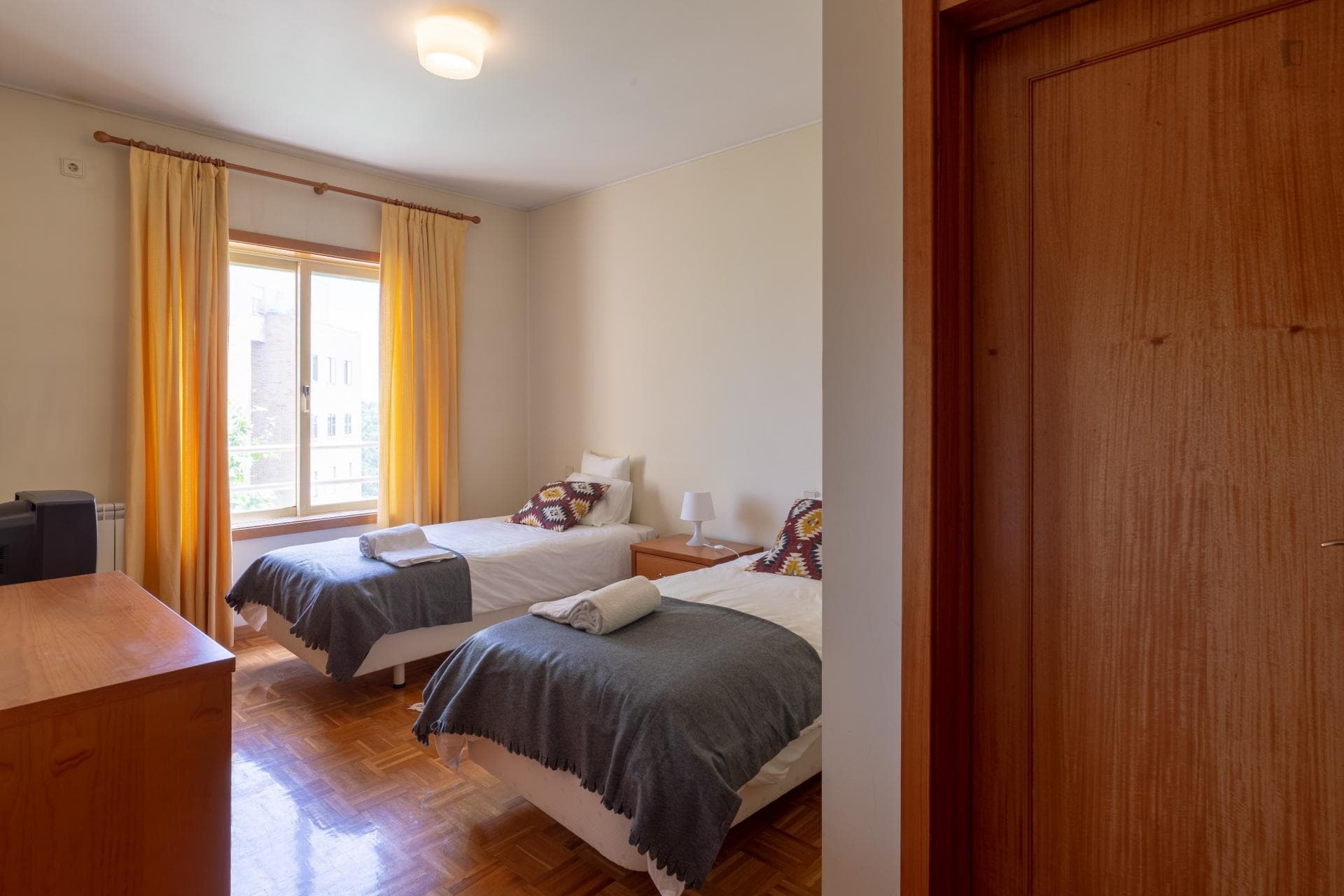Cosy twin ensuite bedroom near Maia metro station photo 1