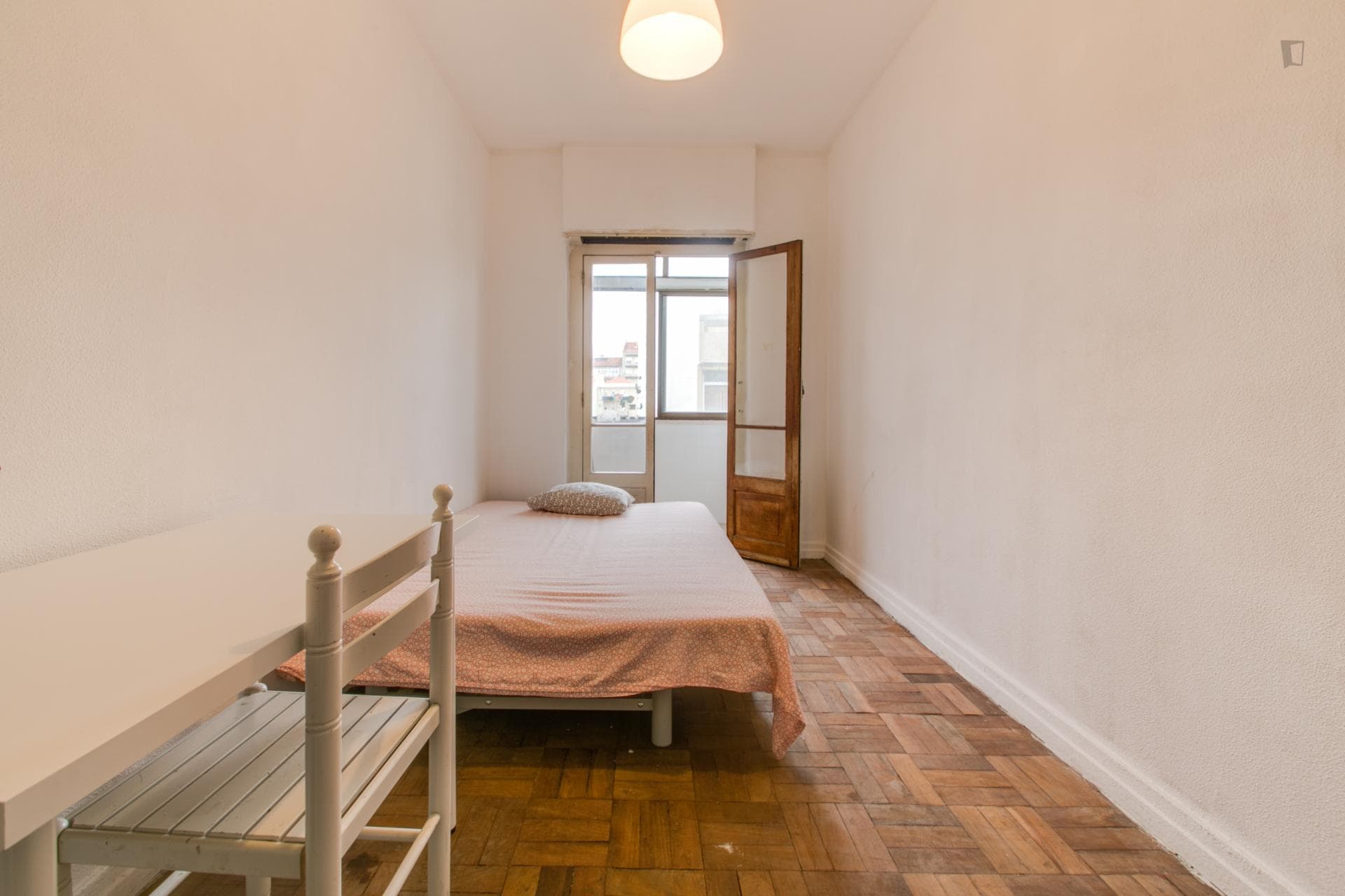 Bright double bedroom in proximity to Instituto Superior de Agronomia photo 1