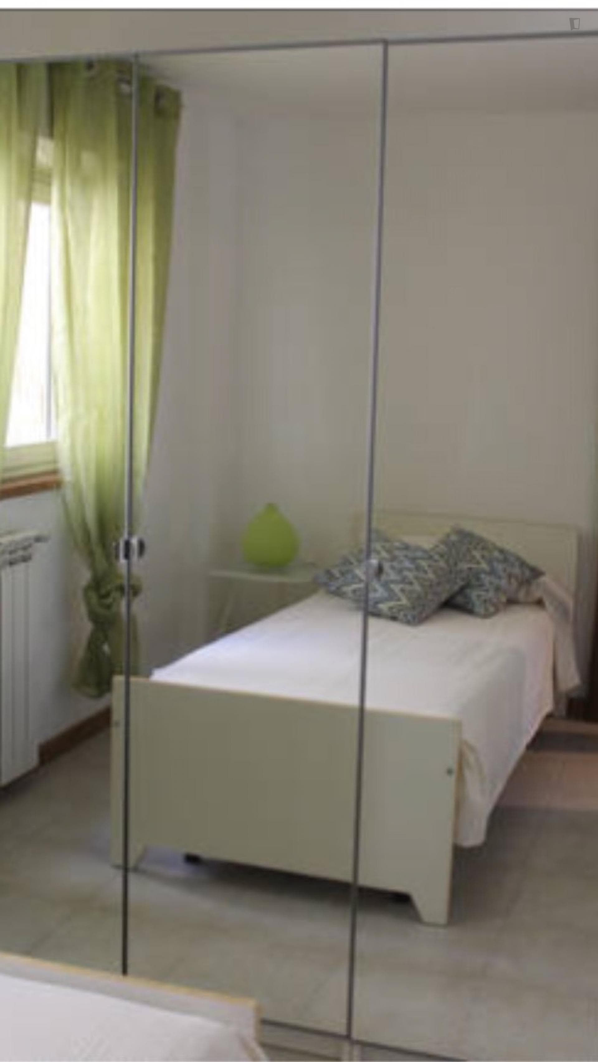 Alluring double bedroom close to Manzoni metro station photo 1