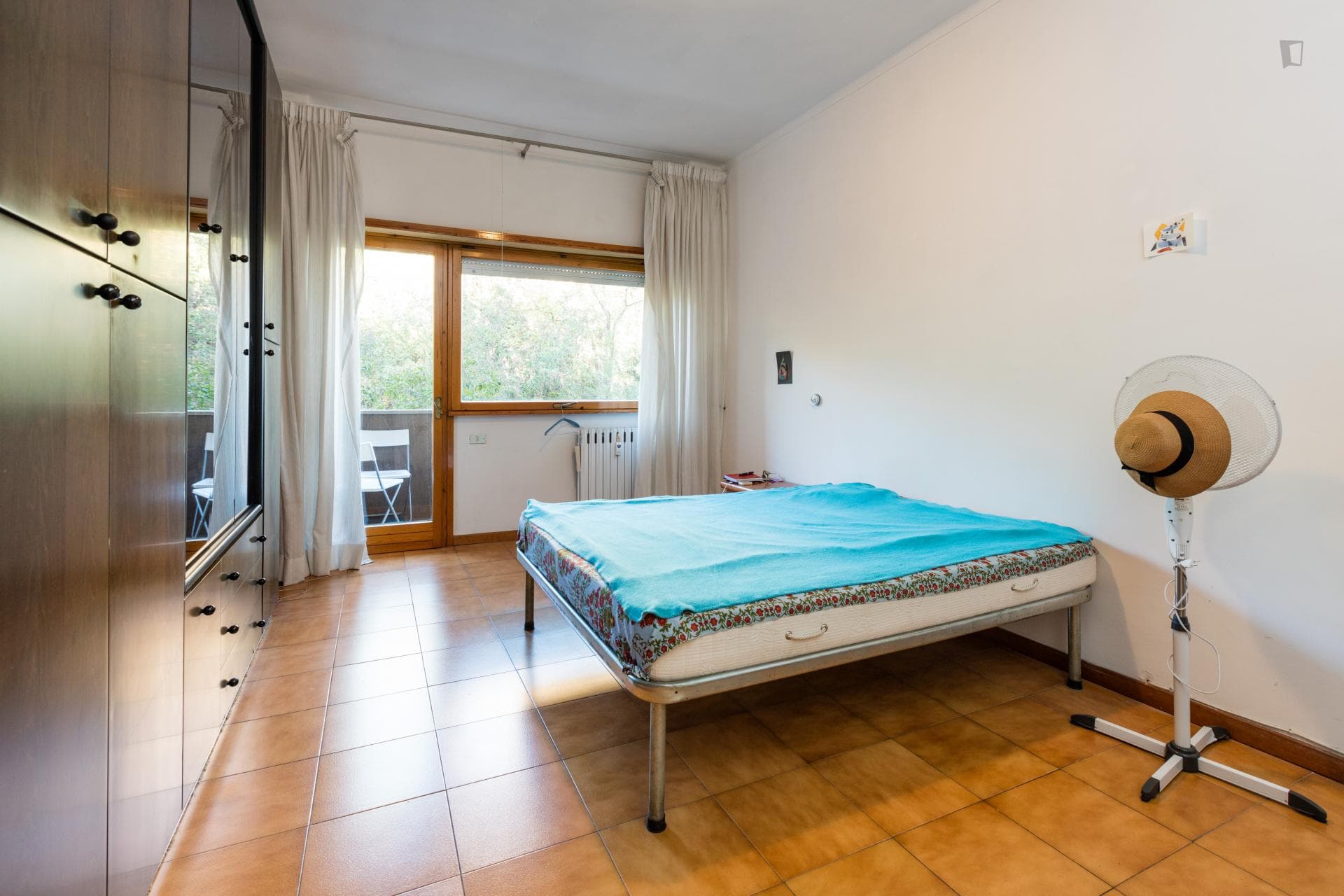 Room in a nice and central area, well connected with subway and bus photo 1