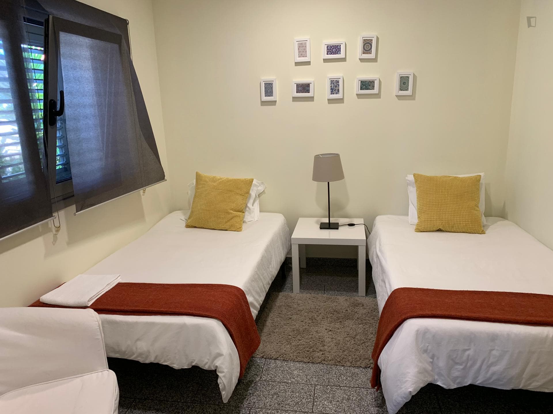 Bright bedroom with 2 single beds in 3-bedroom house near the beach photo 1